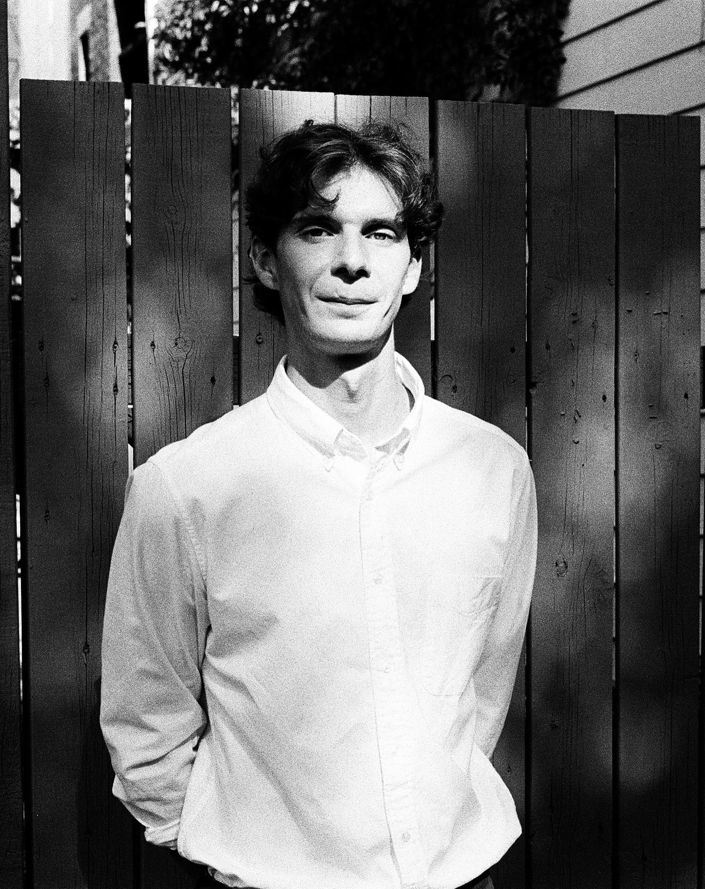 @villedepluie est un ma&icirc;tre de la photographie. Il joue au hockey, il est brillant et il est dr&ocirc;le.

Ce sont des photos de casting. Je vous remercie d'avance de m'offrir des r&ocirc;les comme : prof de c&eacute;gep, prof au secondaire, ex