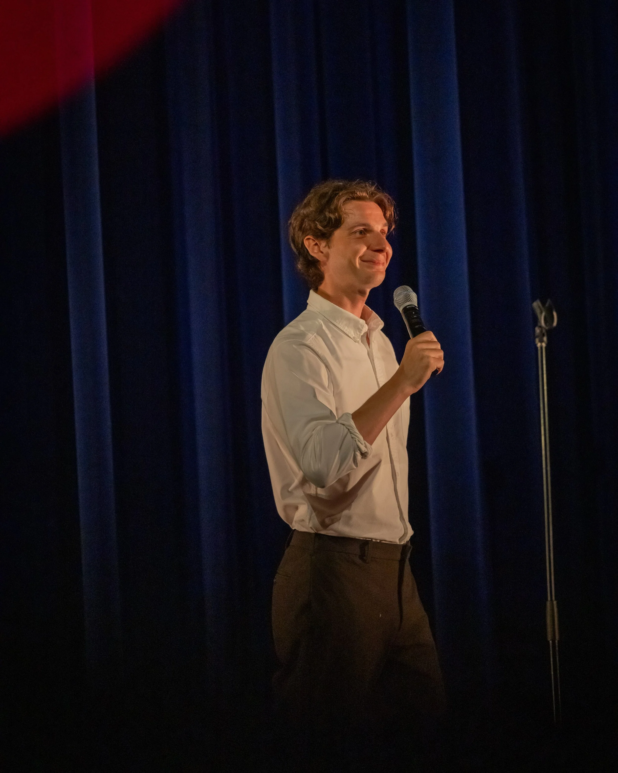 Voici deux photos de moi. La premi&egrave;re a &eacute;t&eacute; prise par @michelgrenier &agrave; Gatineau et l'autre par un inconnu au Cap d'Espoir en Gasp&eacute;sie. Je me fonds aussi bien dans le bleu du rideau que dans l'infini de la mer.