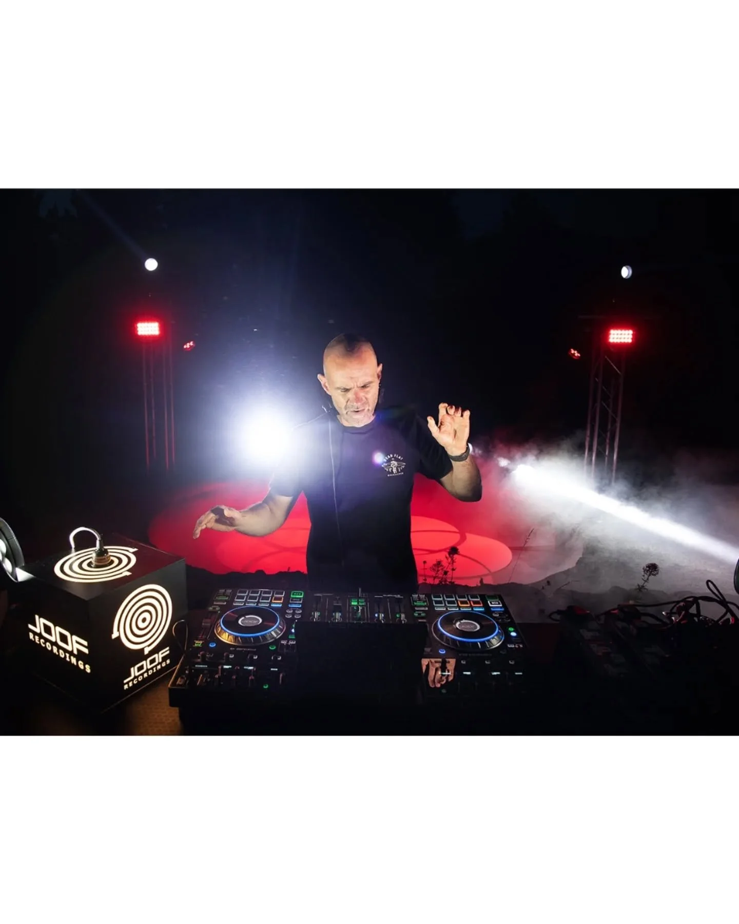 Throw back to the moment where legendary DJ and producer @john00fleming @joof_recordings took us on a musical journey, on a cliff top here in Devon for a special production/ movie initiated by @goldswindler_official.

Last week I worked with John aga