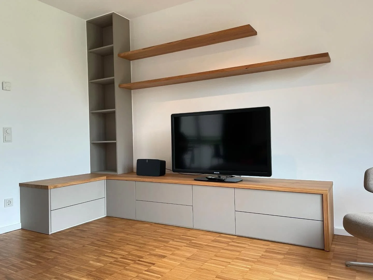 Diese Kombination aus zeitlosem Grau und astiger Eiche schmiegt sich perfekt in diesen Raum ein! #eiche #zweimeterzwei