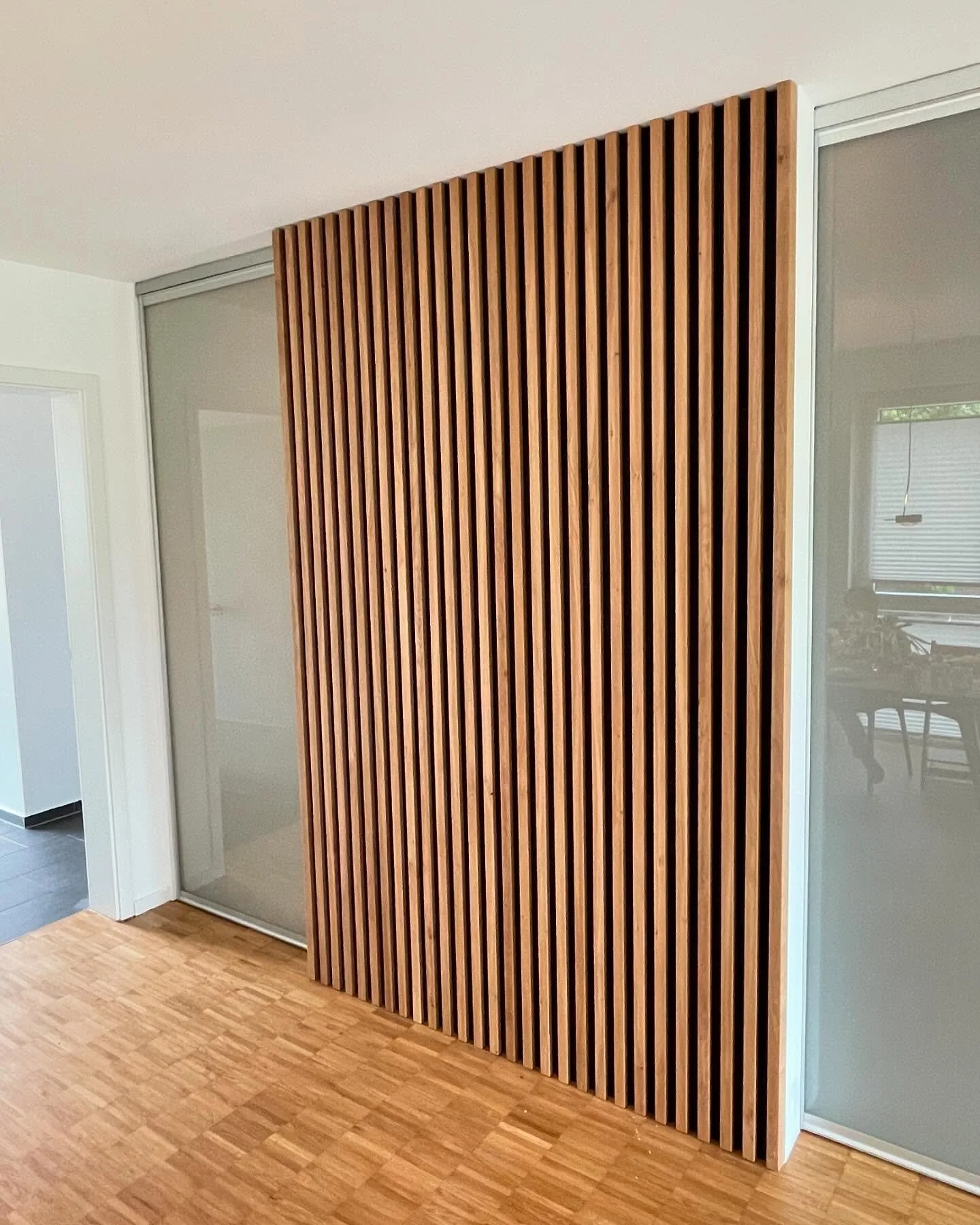 &bdquo;Die wei&szlig;e Wand wollen wir nicht mehr! &ldquo; sagte der Kunde. Unsere Idee wurde umgesetzt und heute montiert. #eichepaneel #akustik #wandpaneel