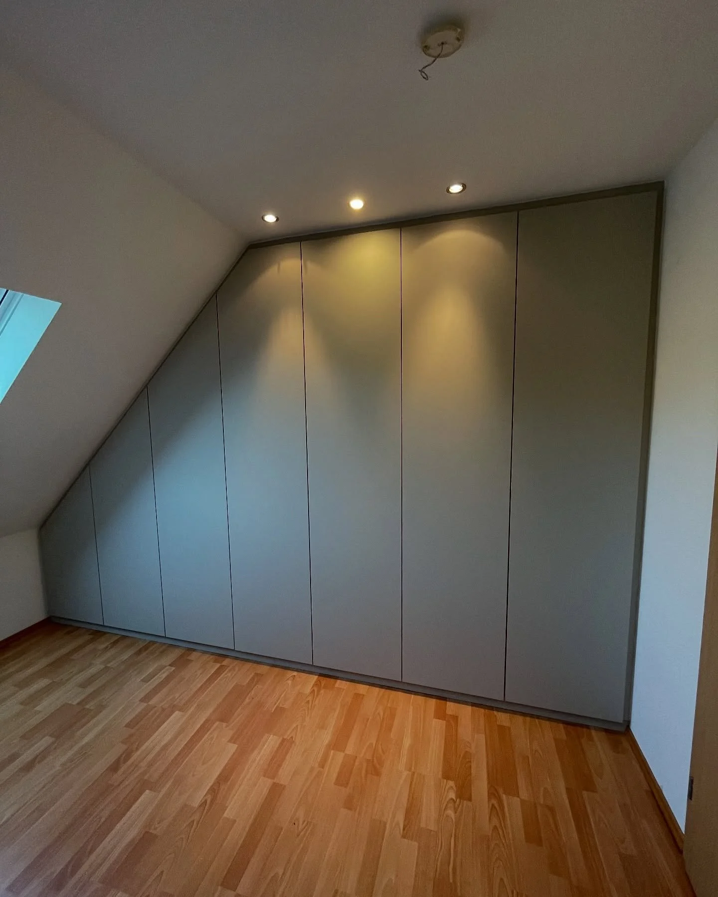 Letzte Woche haben wir diesen sch&ouml;nen Kleiderschrank eingebaut 🪚