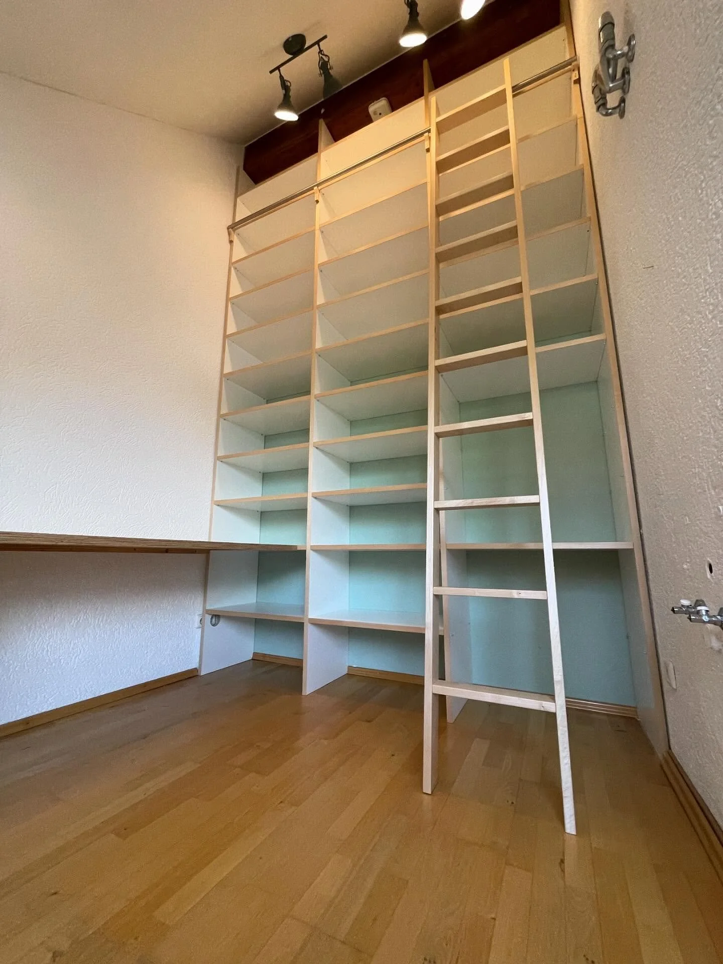 Endlich genug Platz f&uuml;r all die vielen B&uuml;cher und Erinnerungen! Und wir durften dieses sch&ouml;ne Regal bauen ❤️ #regal #b&uuml;cherregal #zweimeterzwei