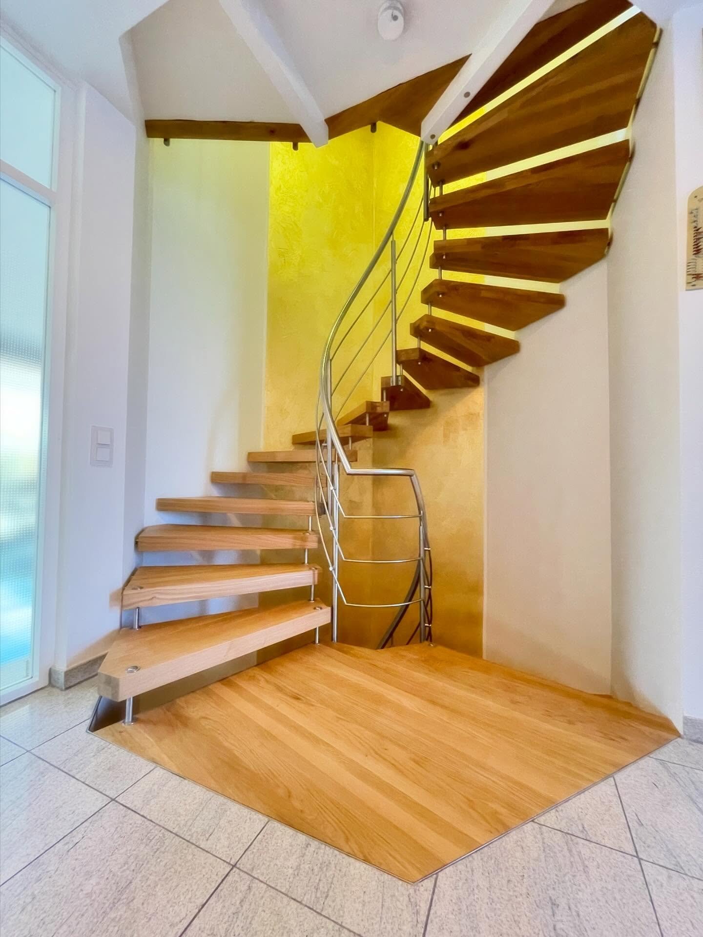 Wir durften in den letzten Wochen ganz viel s&auml;gen, hobeln, verleimen, schleifen, &ouml;len und mit unseren H&auml;nden arbeiten. Stolz darf ich euch das Ergebnis pr&auml;sentieren. Danke an mein Team f&uuml;r die tolle Arbeit! ❤️ #eiche #treppen