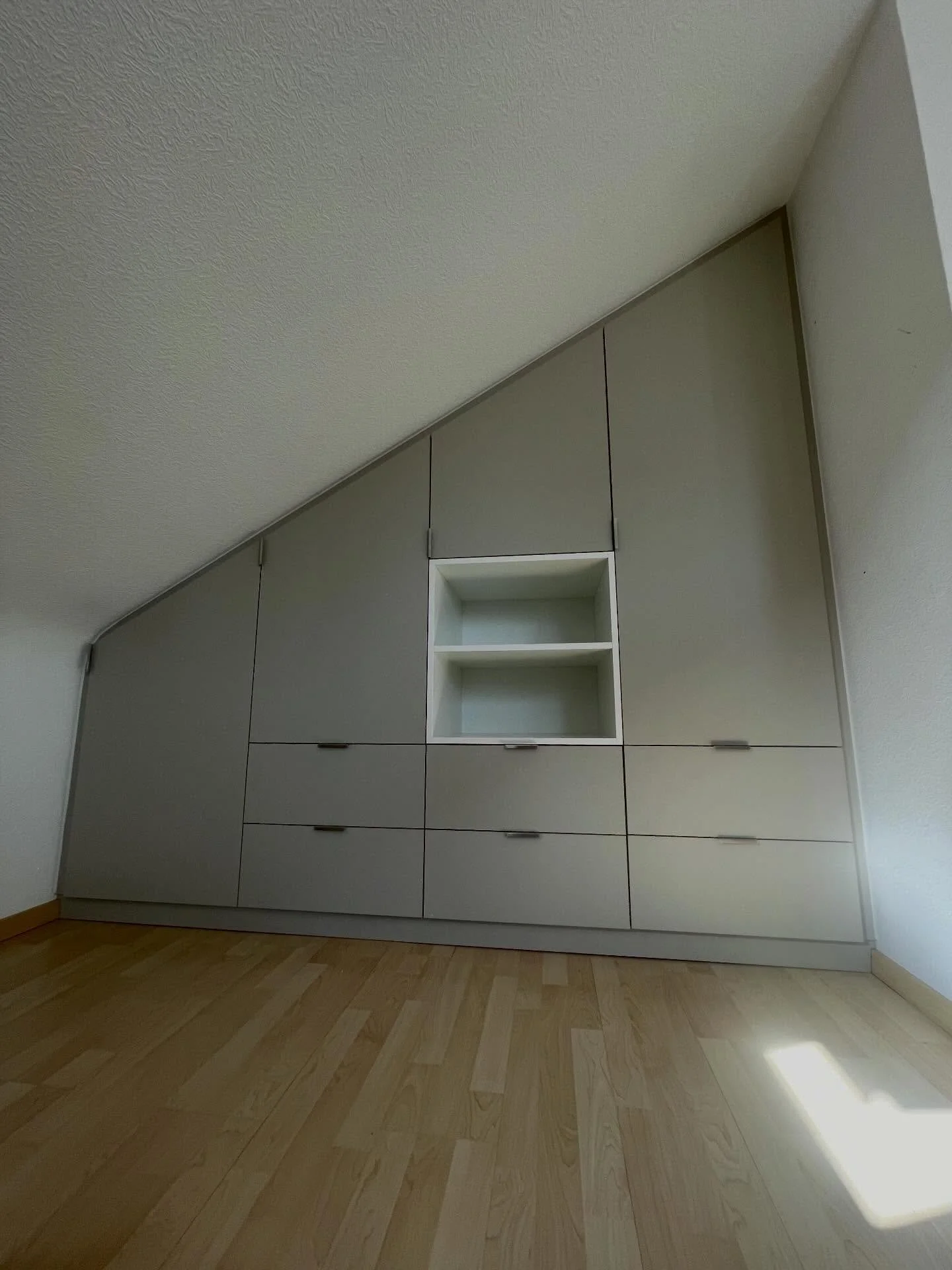 Perfekt eingepasst und den Raum genutzt. Wir w&uuml;nschen viel Spa&szlig; beim einr&auml;umen und Freude haben!! #einbauschrank #antifingerprint #linenbeige #zweimeterzwei