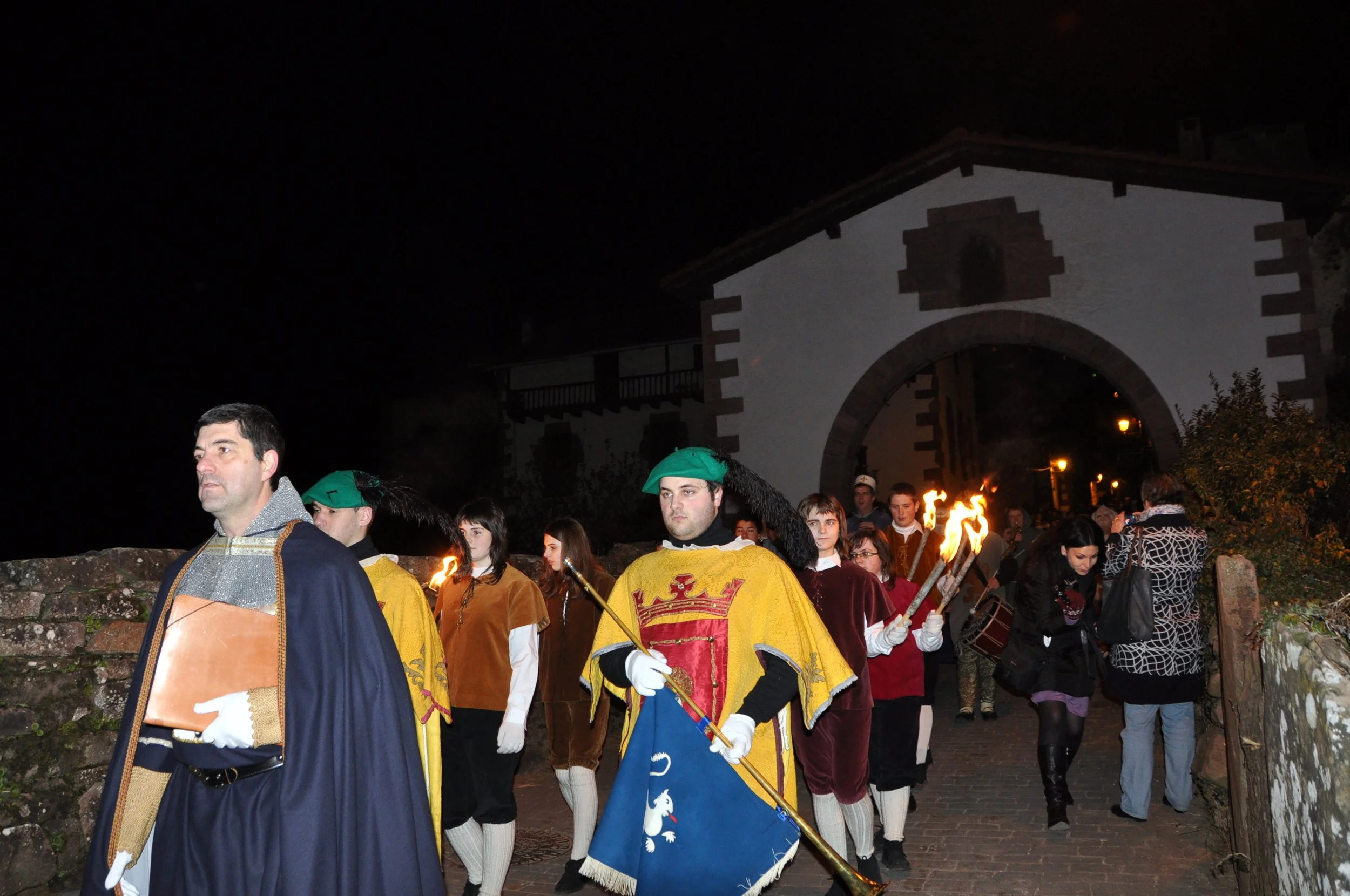 Desfile por las calle de Amaiur 2012