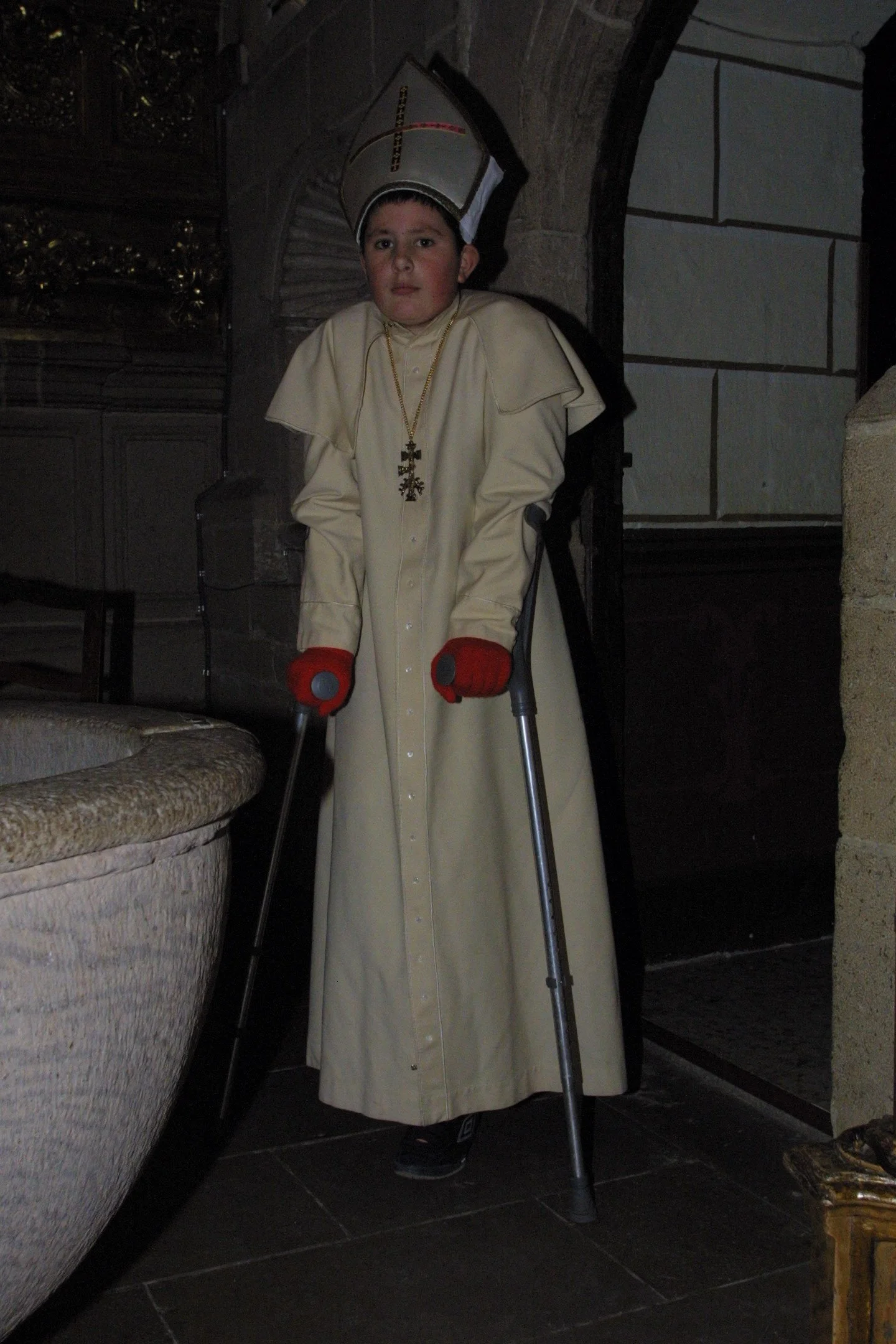 Una anécdota curiosa, un obispo con muletas en Arroniz 2002