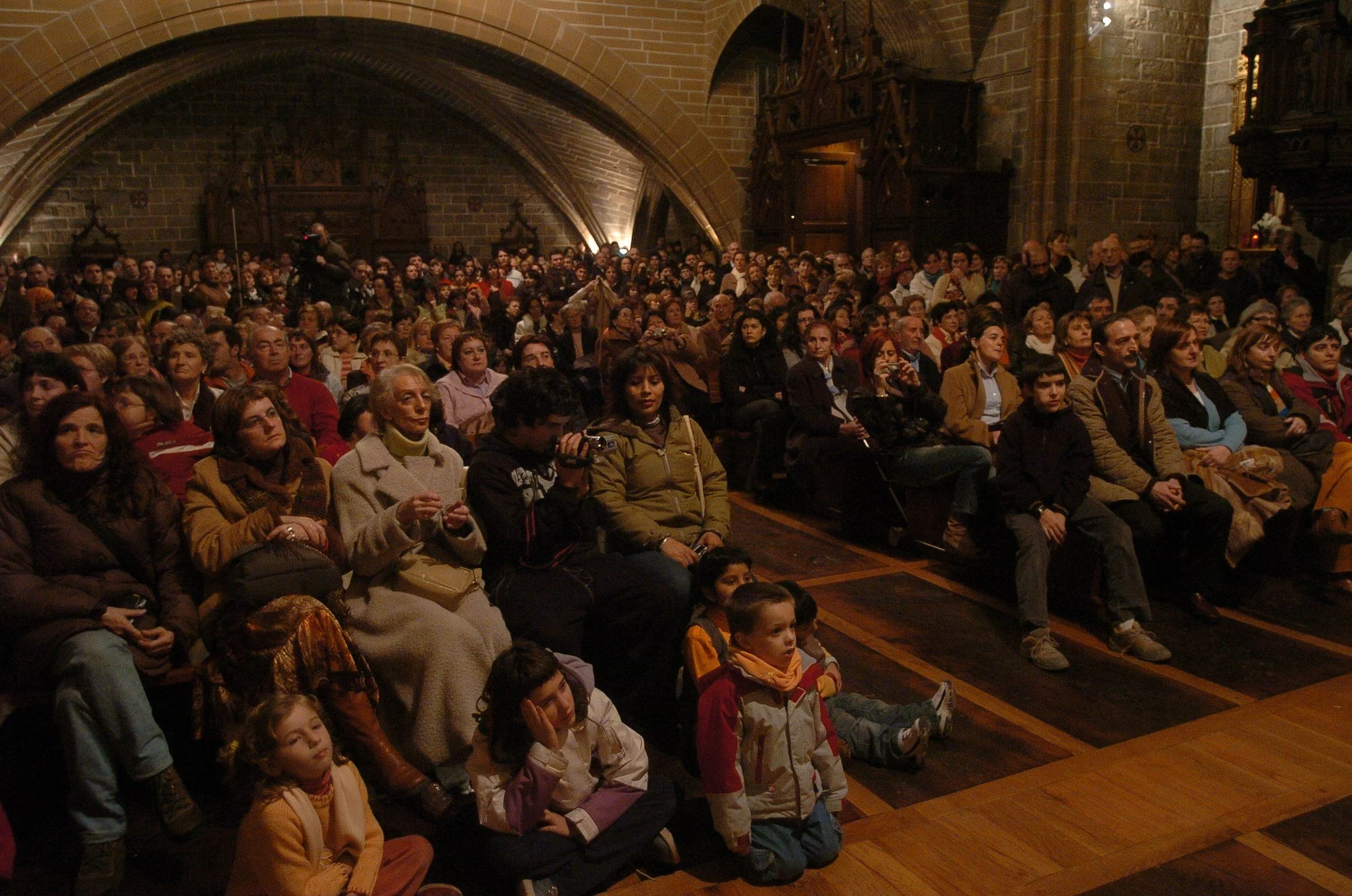 Iglesia de San Saturnino repleta en la Fiesta de la Reina de la Faba 2006