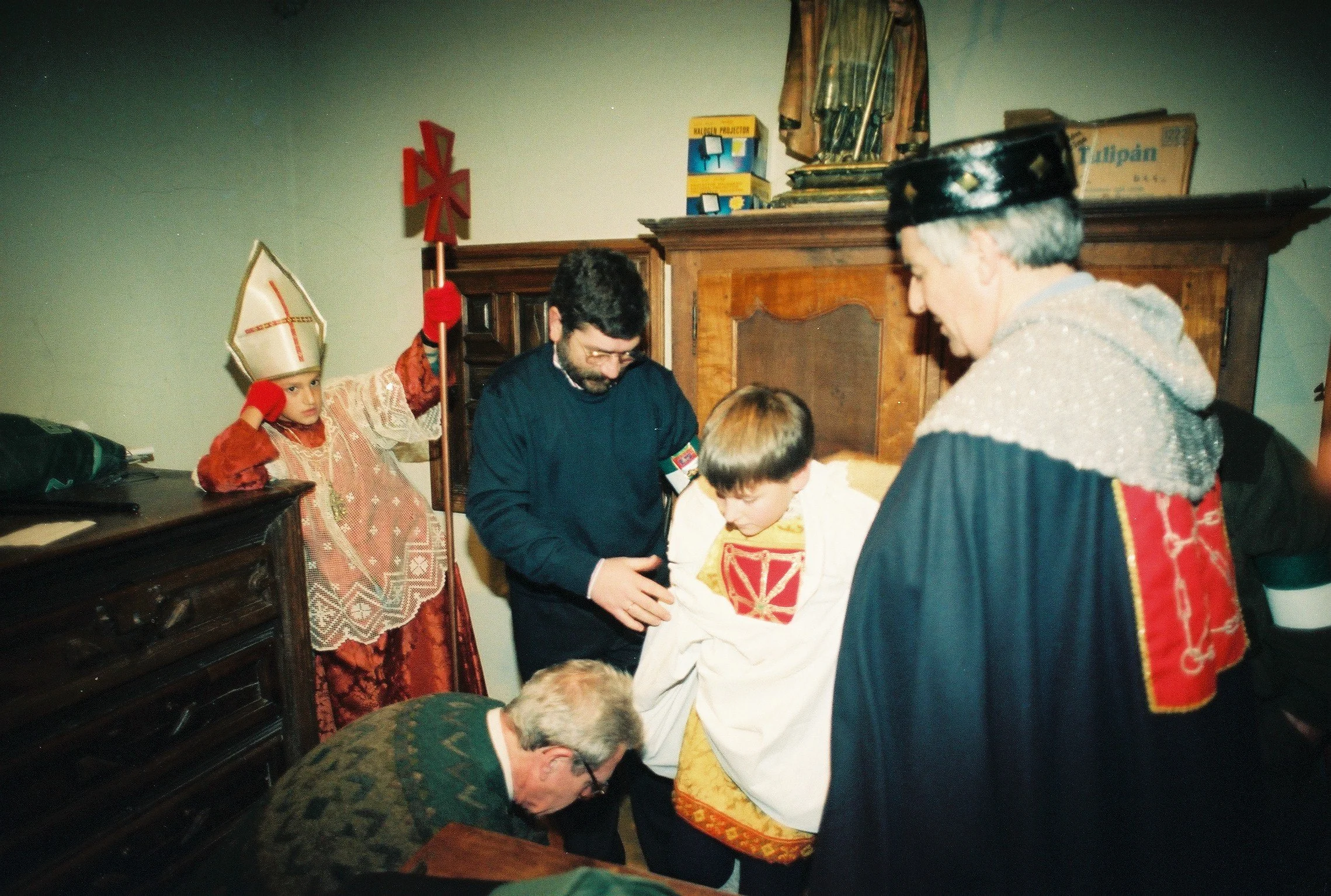 Momento de uno de los cambios de ropa del Rey de la Faba, San Martin de Unx 1995