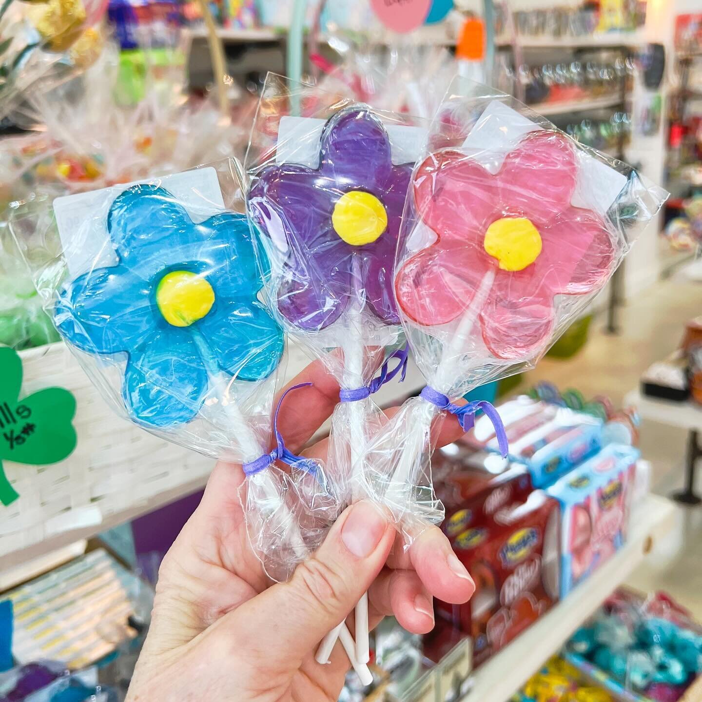 Last week&rsquo;s showers brought some beautiful spring flowers - and they&rsquo;re not only blooming outside! Pop on over to Henry&rsquo;s to pick out a beautiful bouquet of spring-themed sweets 💐
.
.
.
#henryssweetretreat #itsoktocrave #spring #lo