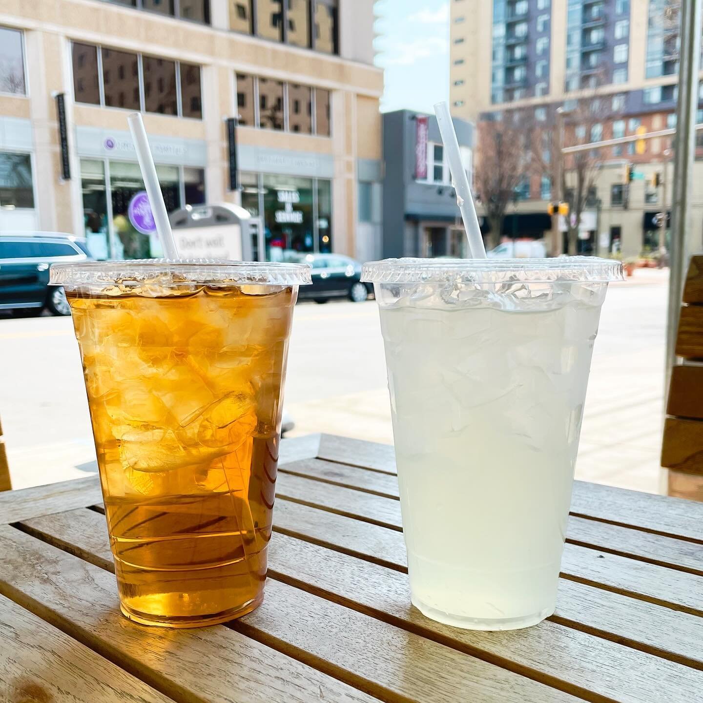 It&rsquo;s OFFICIALLY Lemonade &amp; Iced Tea season at Henry&rsquo;s! Quench your thirst with a tall glass of one or the other, though we strongly suggest mixing the two together for the perfect afternoon treat 🍹🍋
.
.
.
#henryssweetretreat #itsokt