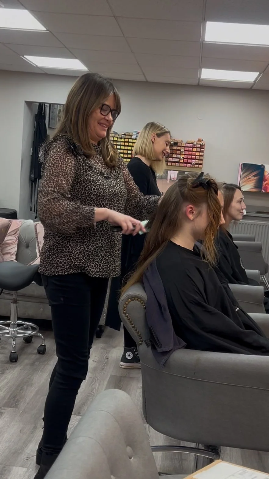 Just the team being the team—working hard, laughing harder, and making every day in the salon a good one! ✂️❤️
#DreamTeam #WorkHardLaughHarder #SalonLife #hertfordshirehairstylist #hairdresserhertfordshire #hemelhempsteadhair