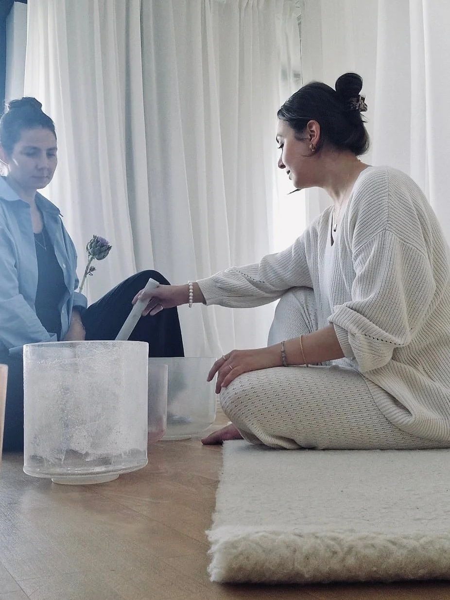 These words came to my mind when I was looking back to last weekend when I had the honour to witness my dear friend @kristinas_lichtraum stepping through the portal of sound:
Each bowl has a story to tell,
In silence, it speaks oh so well.
Like us,