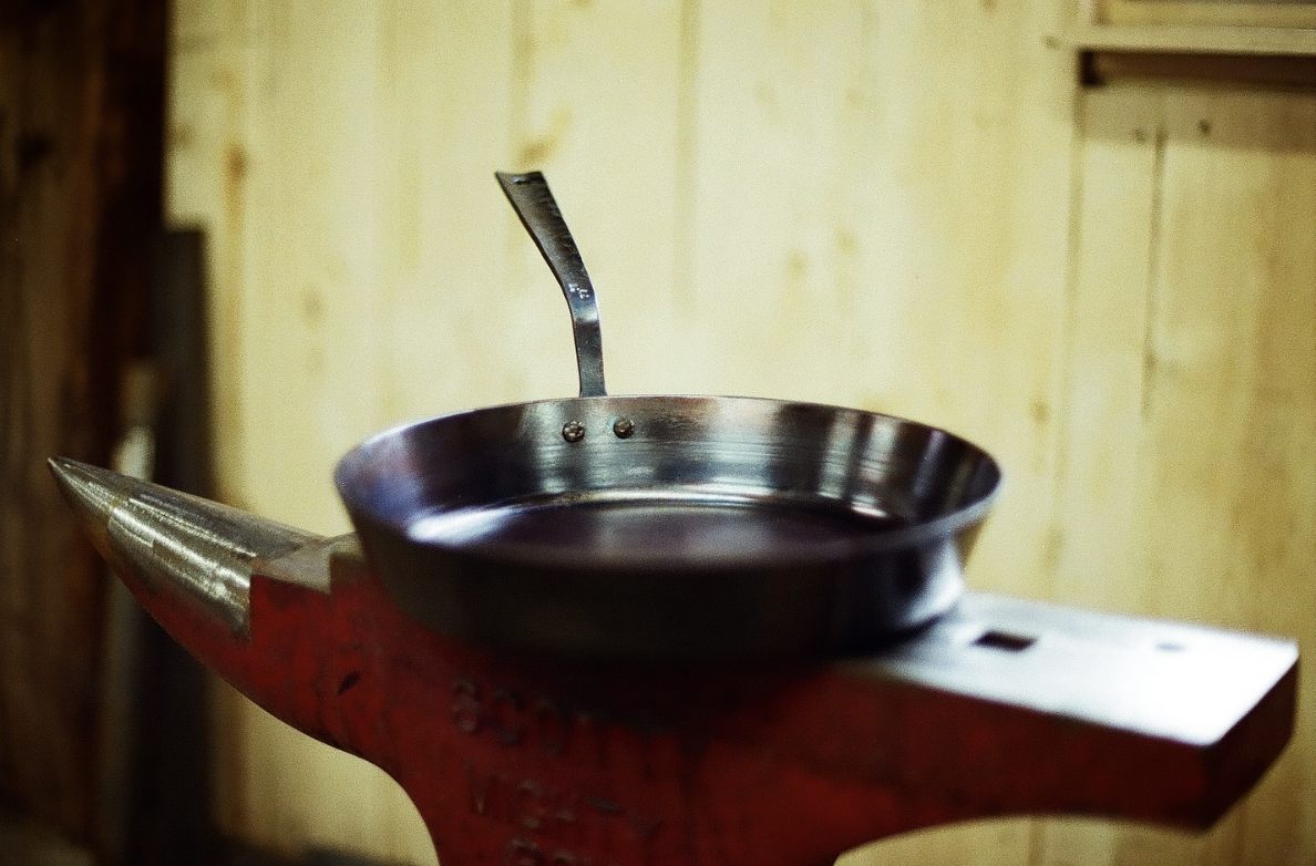 Carbon Steel vs Cast Iron: Which Cookware Should You Choose?