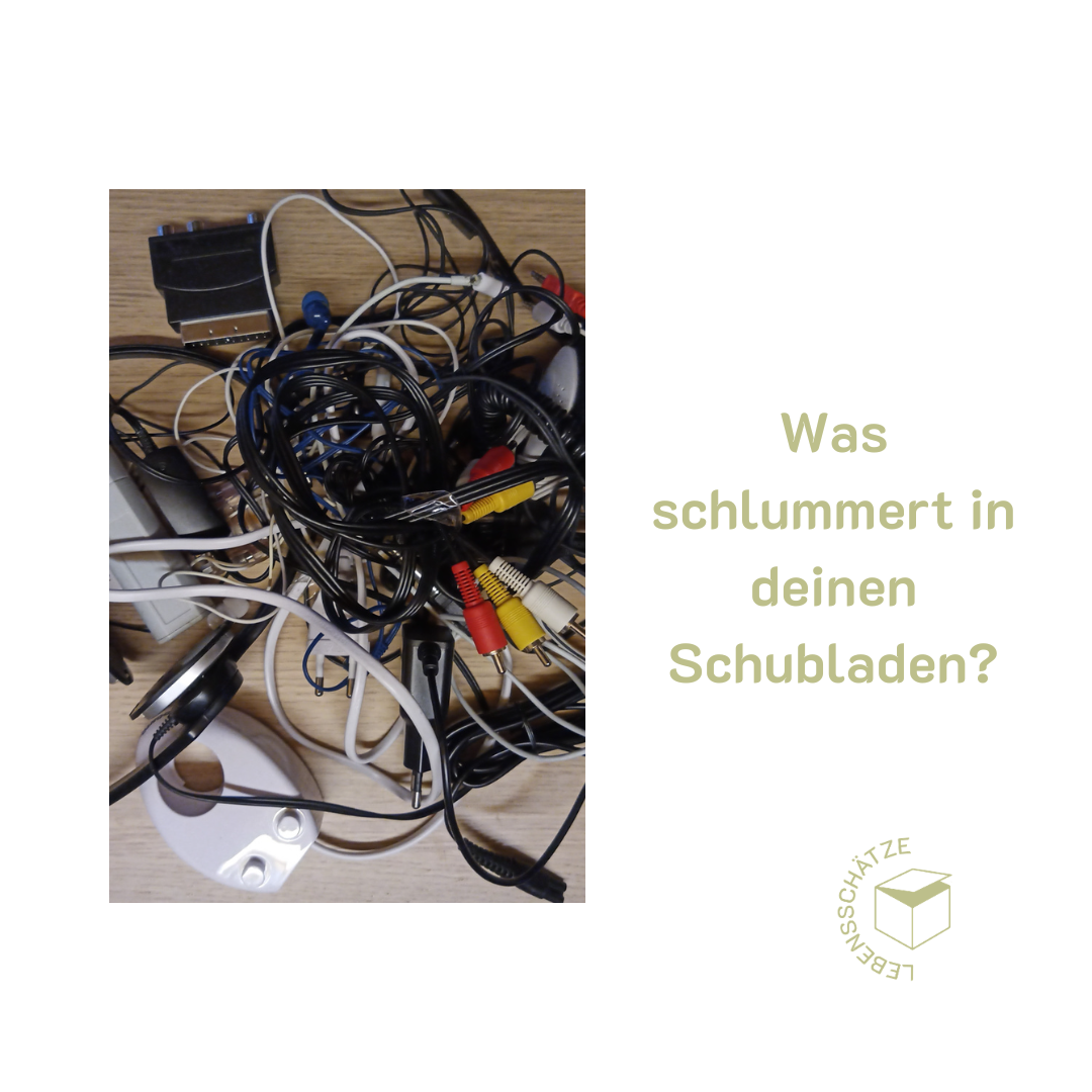Foto: Diverse Kabel und Stecker. Text in grüner Farbe: Was schlummert in deinen Schubladen? Grünes Logo Lebensschätze