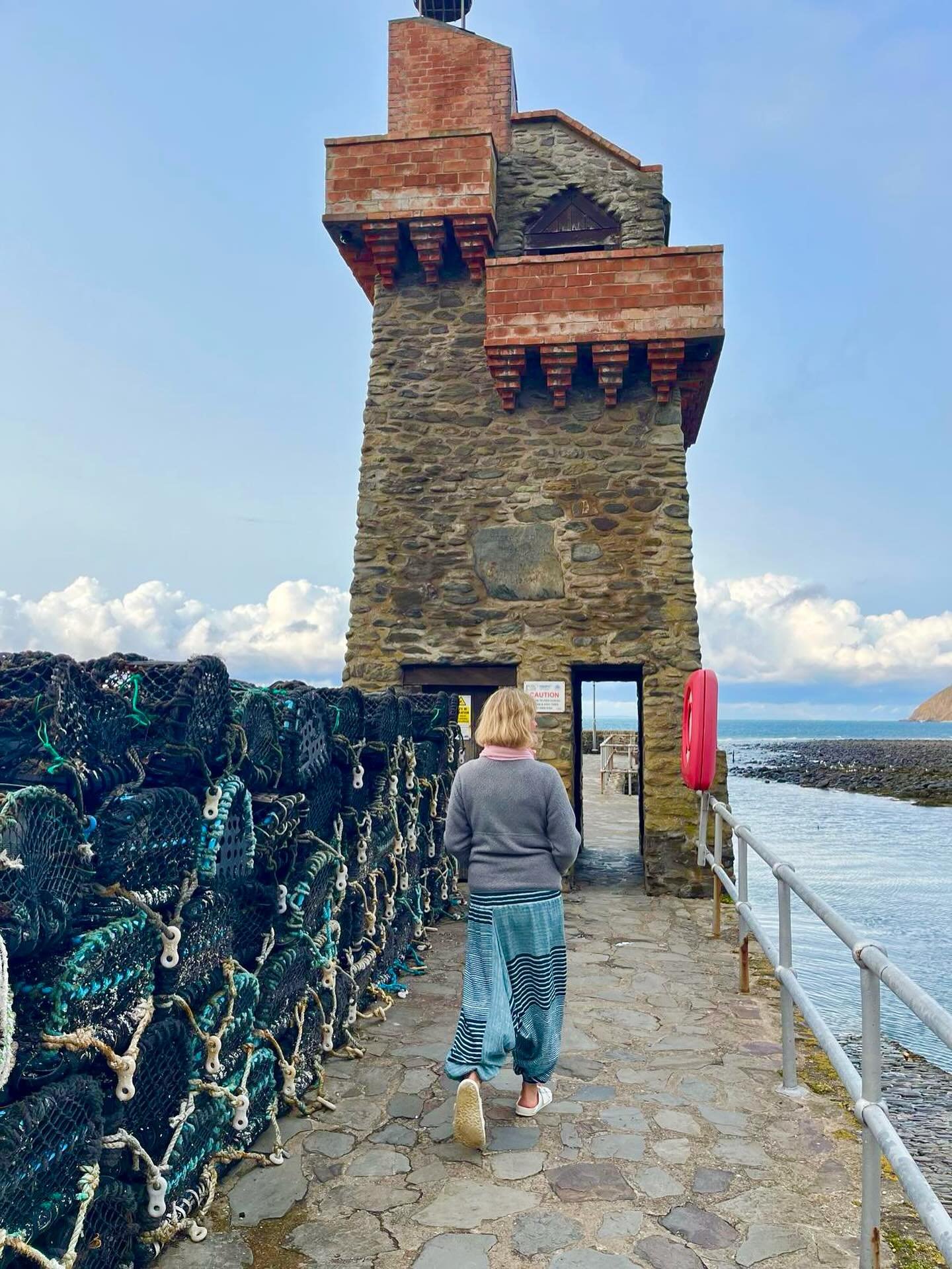 🌊 Re- charge weekend in Lynmouth! 🌊
Just got back from Lynmouth with my sister, and it was a lovely reset to mark the end of my second year Psychotherapy &amp; Counselling Masters course. 

 ☕ Coffee with the sea and cliff's as a back drop
 🚶&zwj;