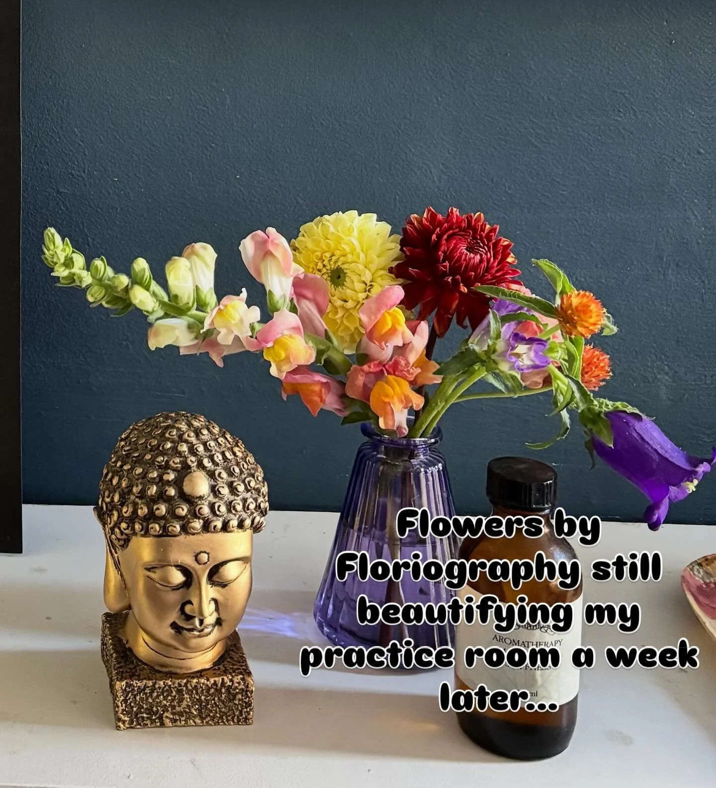 🌺 Beautiful flowers filled with love from @floriographybyvera bringing the outdoors in

🧡 Calming our souls, our eyes, our hearts. 

#shoplocal #abunchofflowers #bristolsmallbusinessnetwork #bristolmassage #bristollove #loveflowers🌸 #love #harebel