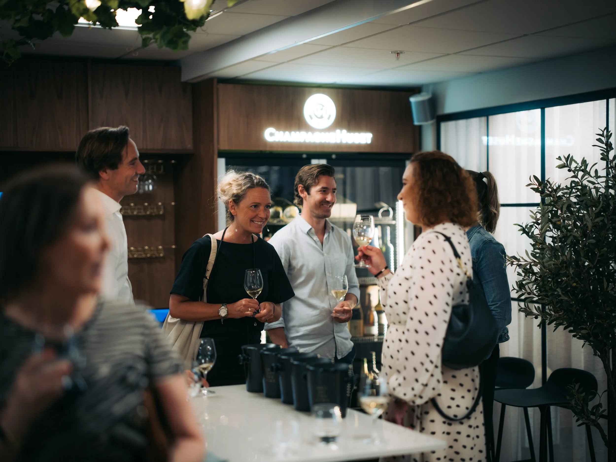 Företagsfoto - Premium - Kvinna och man står utomhus i kostym.