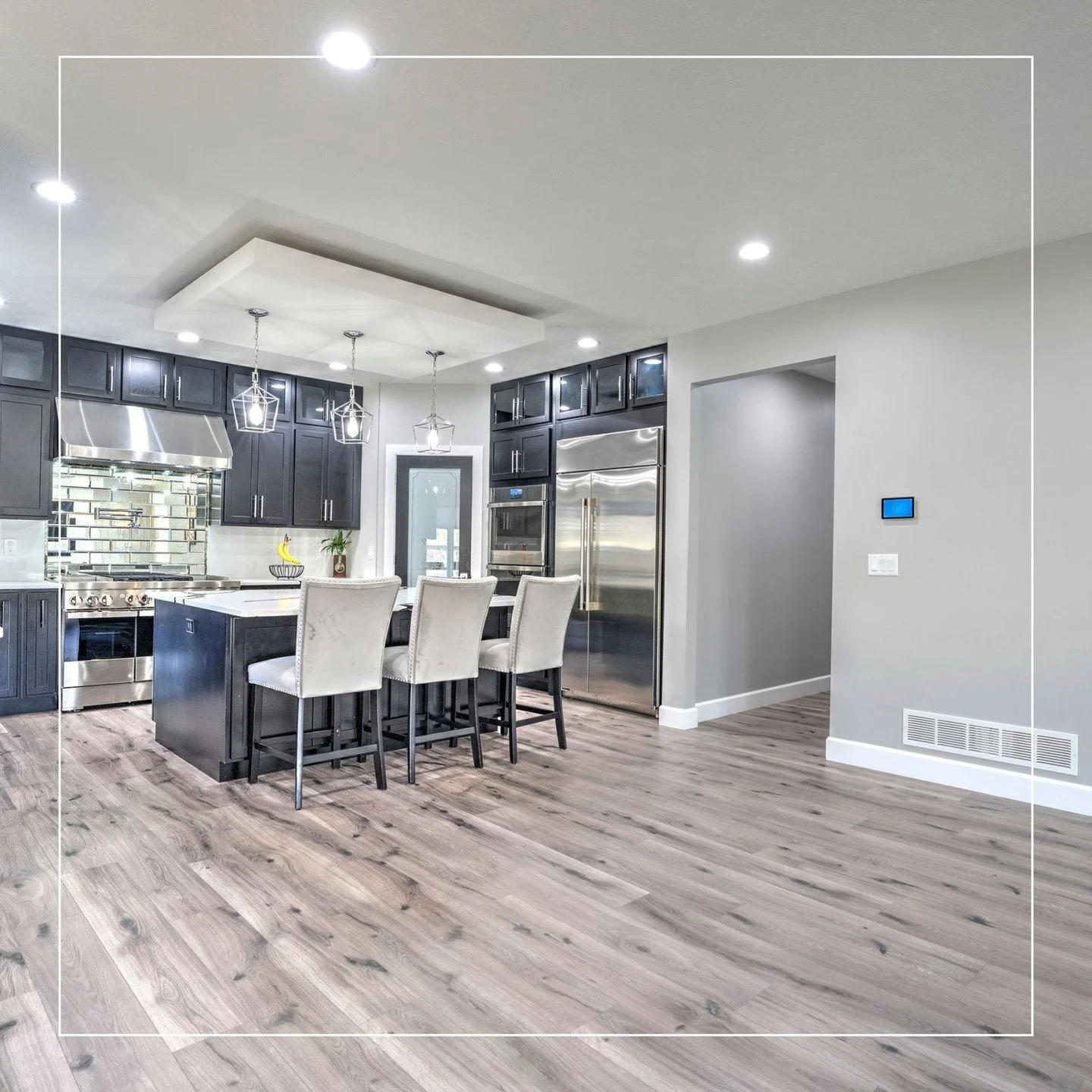 Interested in flexing your culinary skills in a gorgeous chef's kitchen? Among many features in this Blondo Ridges gem is a kitchen fully outfitted with high-end appliances and a HUGE walk-in pantry with coffee bar! 🧑&zwj;🍳 🥘
2550 N 188th Street |