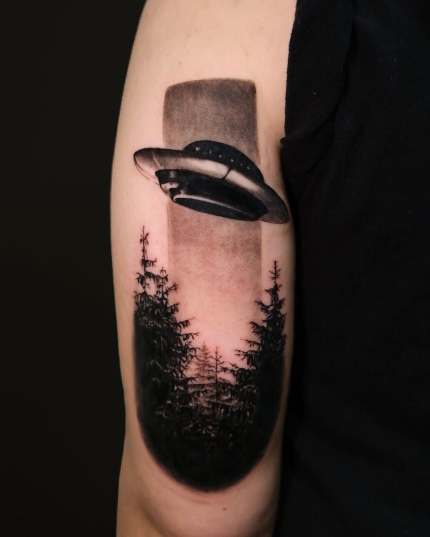 🛸 I WANT TO BELIEVE🛸
🏆 Achievement Unlocked 🏆
.
The first (and hopefully not last) X-Files tattoo of my career! 

My client Forest asked me to do my (subtle) spin on the classic poster hanging in Fox Mulder's office. We also wanted to nod to the 