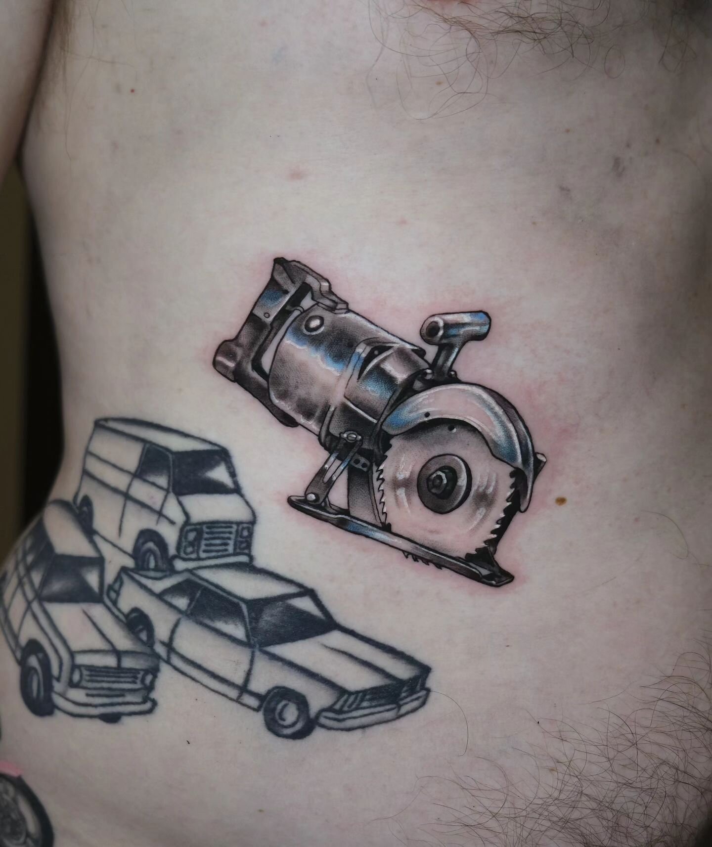 A fun chromey one for @buckharness to start the year off 🪚🪚 I actually love tattooing mechanical things - it's so satisfying!

Thanks for letting me add to your rad collection, Greg, and for the cult documentary recommendations 😂

#toolsofthetrade