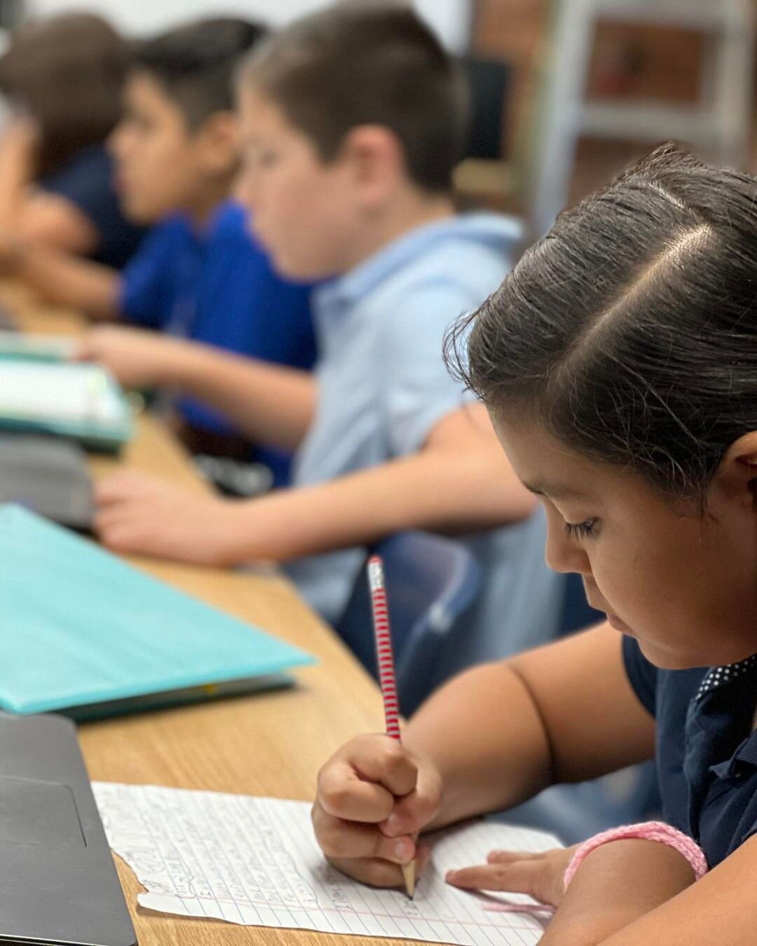 Middle school students in south phoenix putting in a lot of effort into completing their homework. 📝 🎒 #mentorkidsusa #sppn #homework #buildingleaders