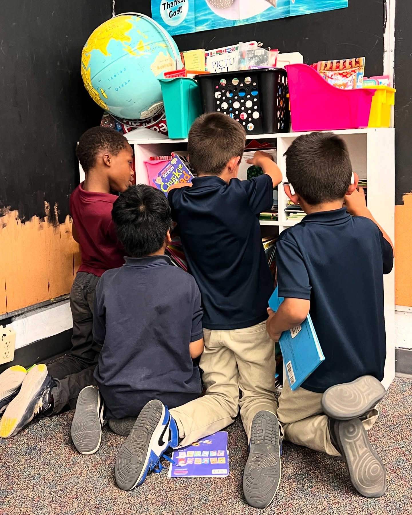 A classroom corner filled with wonder and possibility - Building a love for learning, one book at a time! 📚 #southphoenix #mentorkidsusa #sphxpromiseneighborhood #welovetoread #kidslovelearning #leadersbuildingleaders #studentleadership