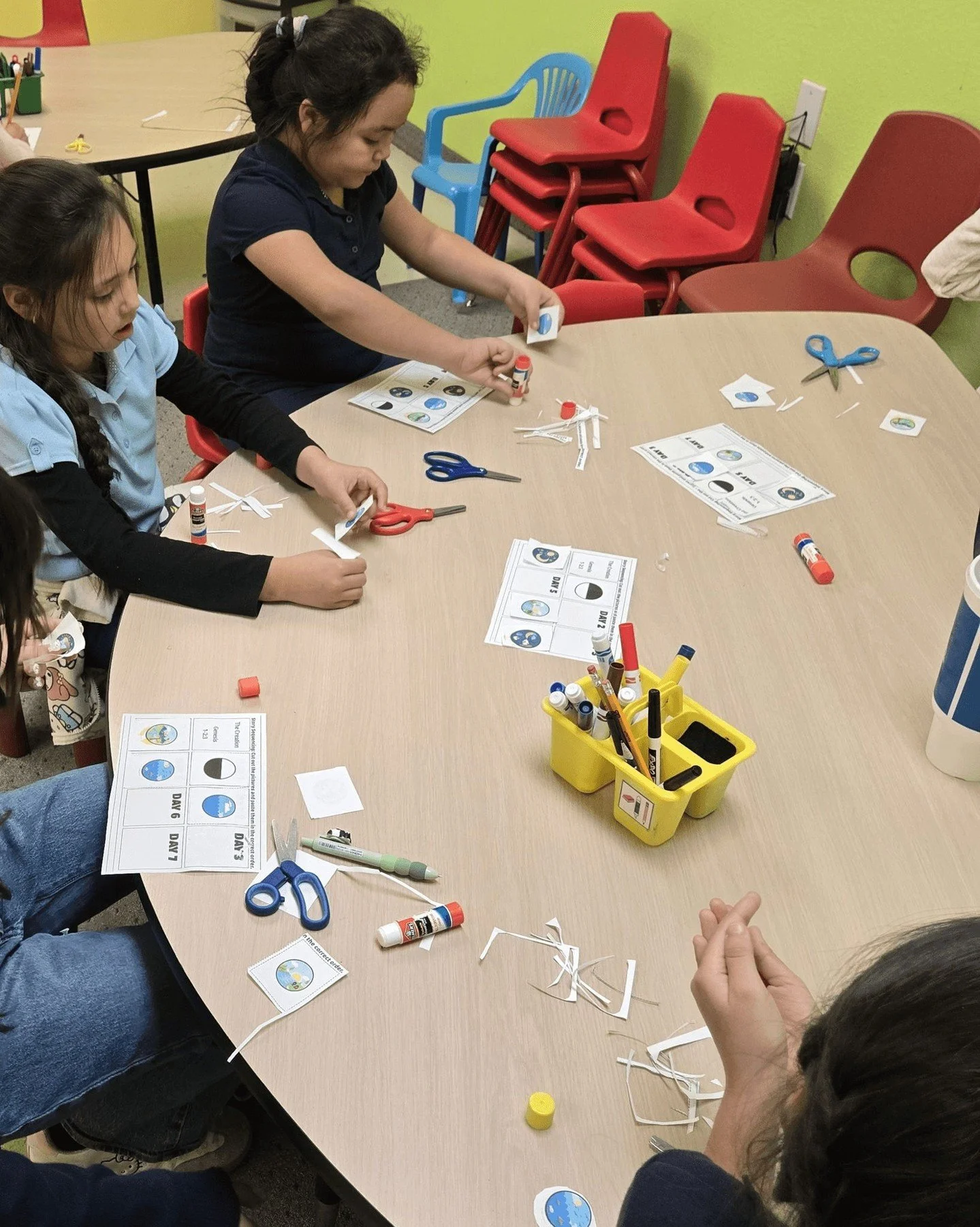Building Leaders Who Build Leaders can be as simple as just doing crafts with a small group of students. Thank you to our iLEAD Sophia for her initiative and dedication on working with small groups of students. 
#MentorKidsUSA #BuildingLeadersWhoBuil