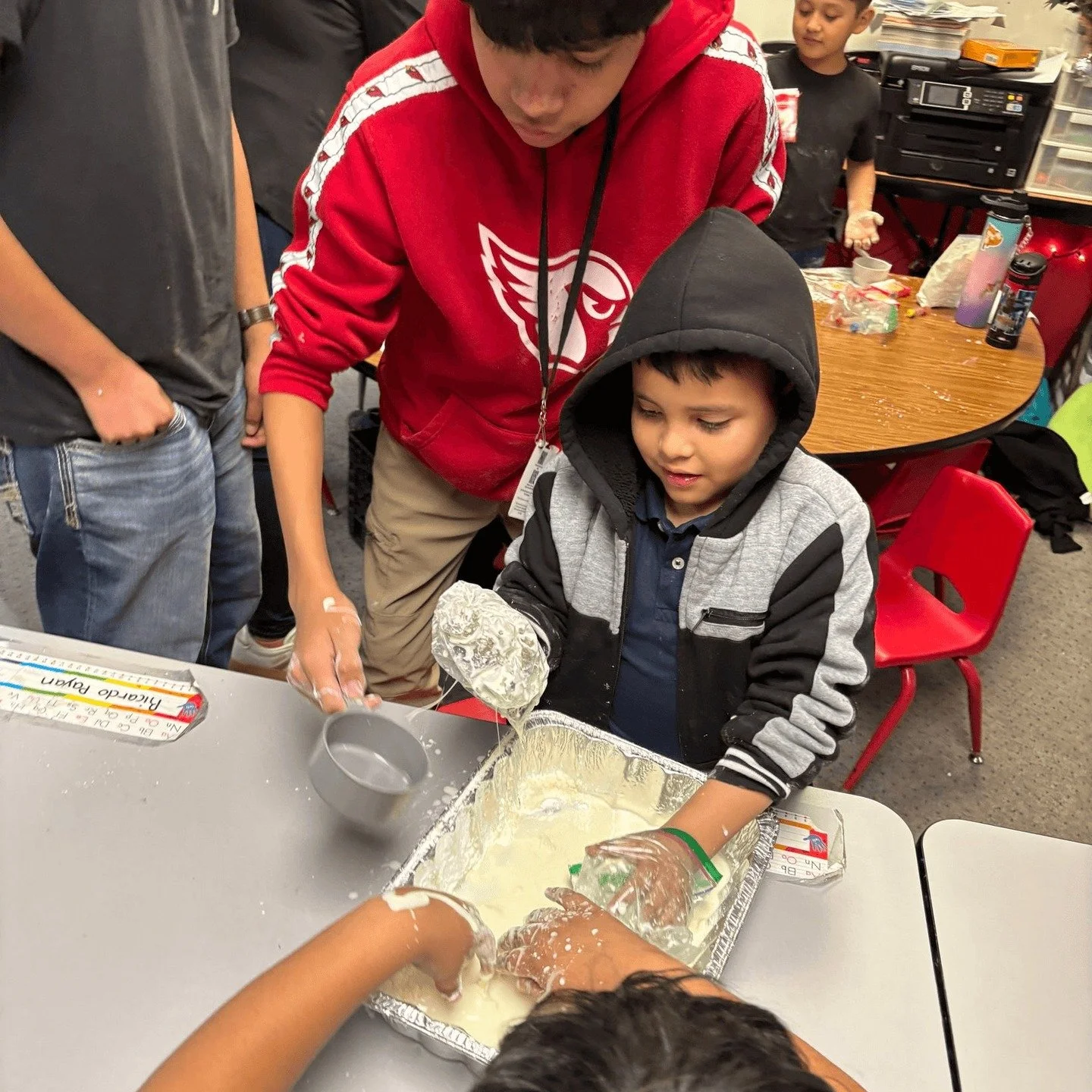 Since February is the month of love, our S.T.E.A.M. activity this week was making candy heart oobleck! Science + fun + a little mess = the perfect combo. 💗 &ldquo;Do everything in love.&rdquo; &mdash; 1 Corinthians 16:14 ❤️ 

#MentorKidsUSA #Palomin