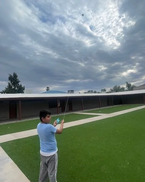 Sometimes the best program moments are the simple ones. 
Outside + Beautiful Weather = A peaceful afternoon kite session.

Come see what's happening in Paiute!
 
#MentorKidsUSA #PaiutePromiseNeighborhood