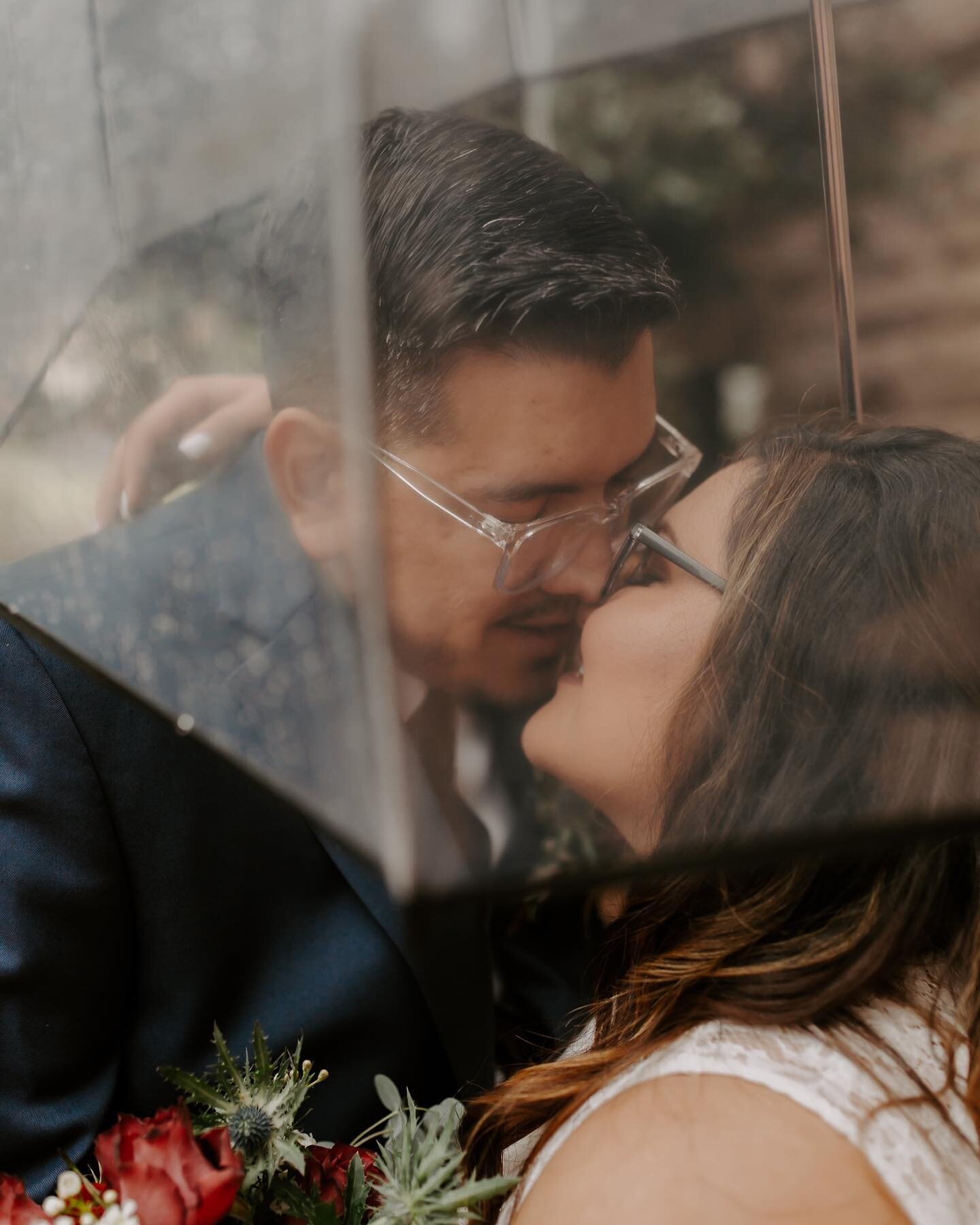 You know how Texas weather likes to throw surprise forecasts at ya?! Well, that&rsquo;s exactly what happened the day before Joe + Ally&rsquo;s elopement. So they came prepared with a clear umbrella and snuggled up real close underneath it. 😊️