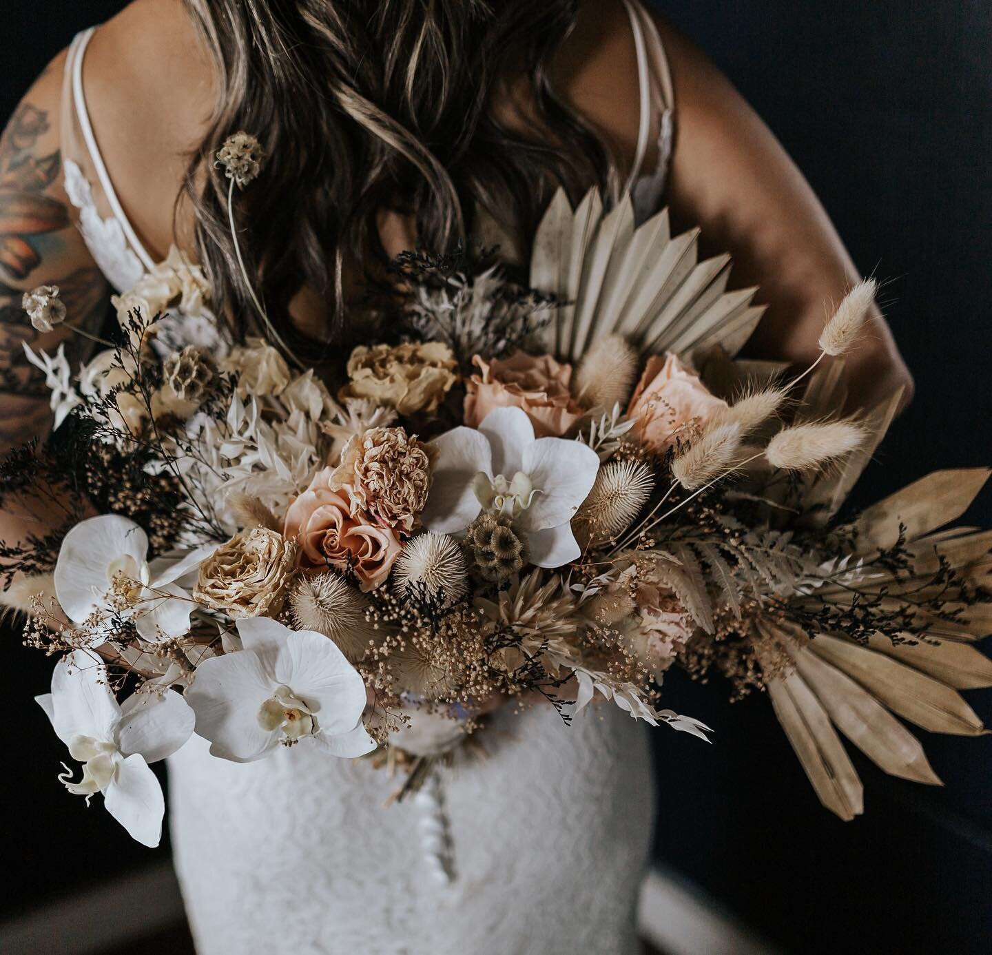 You guys! I&rsquo;m obsessed with the neutral tones of this dried boho bouquet! Here&rsquo;s a pro tip: If you plan on eloping out of state but want to use a florist local to you,
opt for a dried arrangement to accommodate your travel plans.