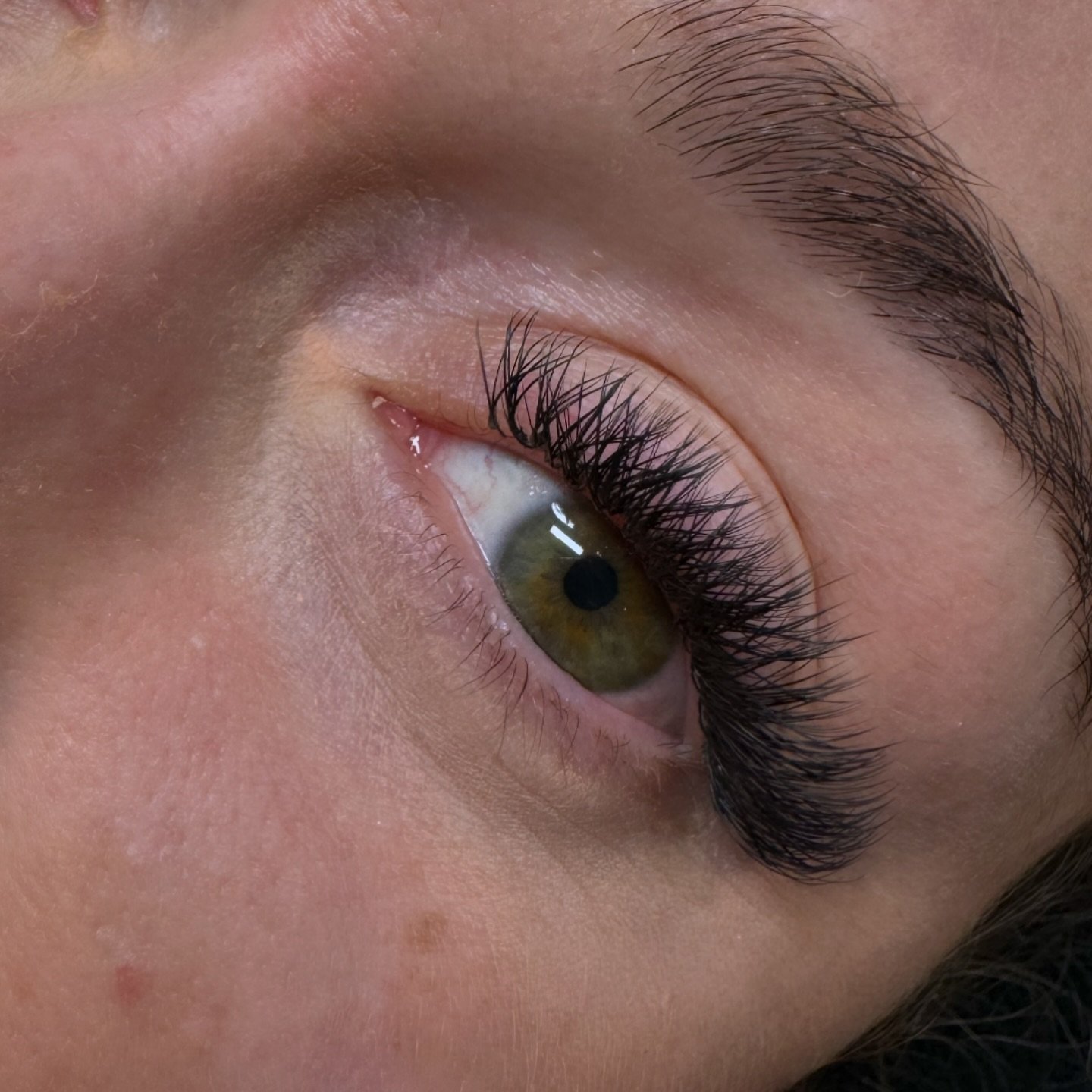 Green eyes and full lashes ✨