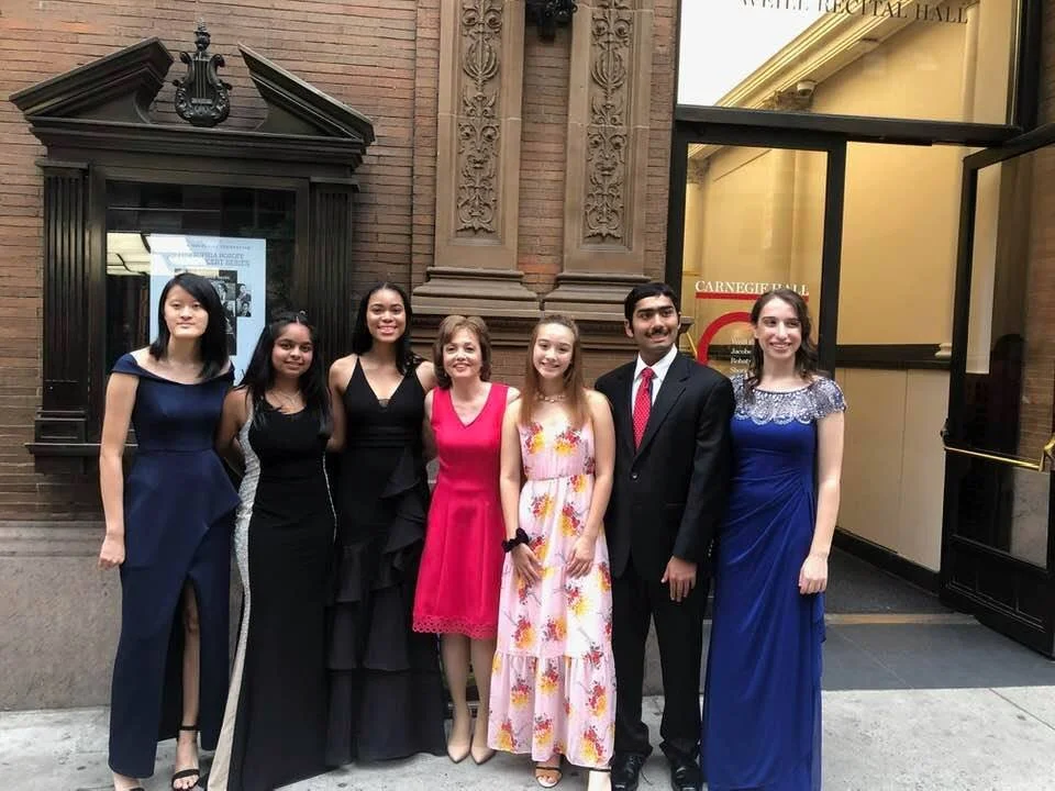 Danette Whelan posing with her students in front of Carnegie in 2019