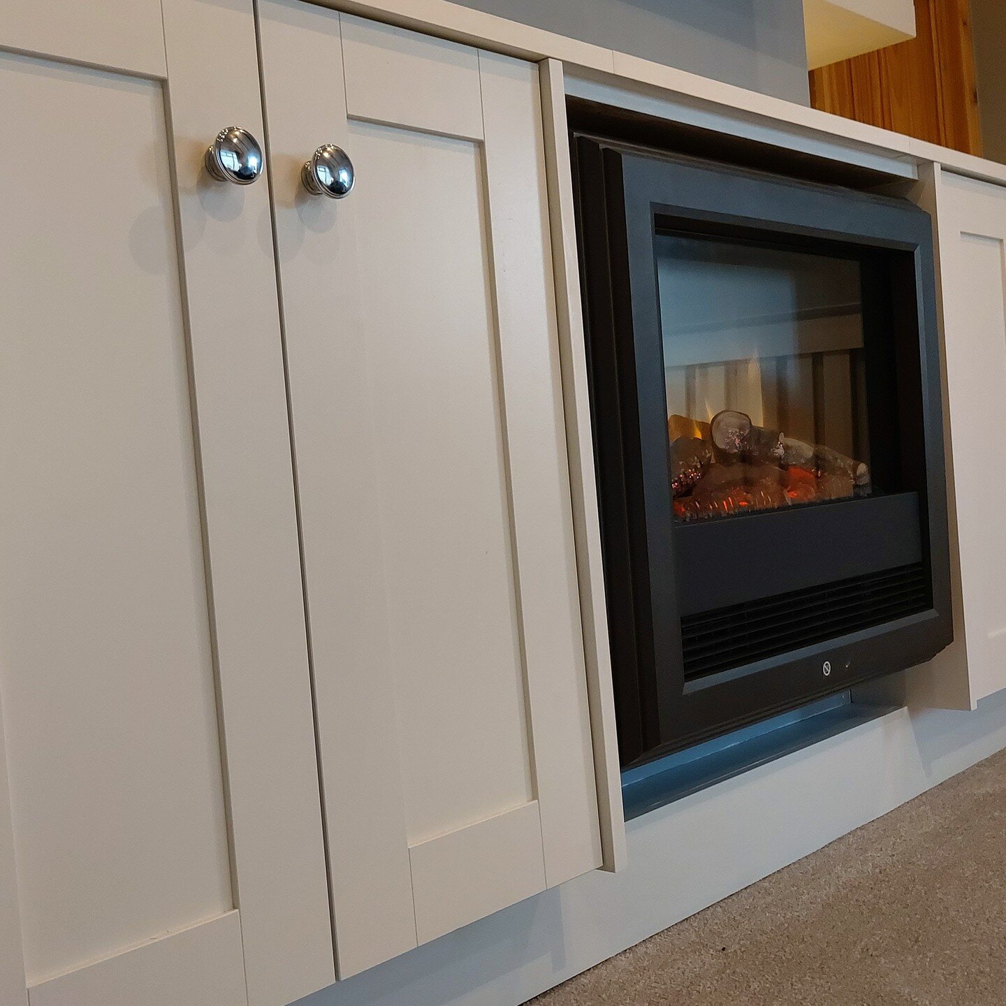 At this lovely house overlooking the sea in Howth, Co. Dublin we built in bespoke media units and under stair storage. 

Materials @tj_omahony 
Hardware @hafeleireland 
Paint @colourtrendpaints @bradysofgreystones 

#carpentry #woodworking #joinery