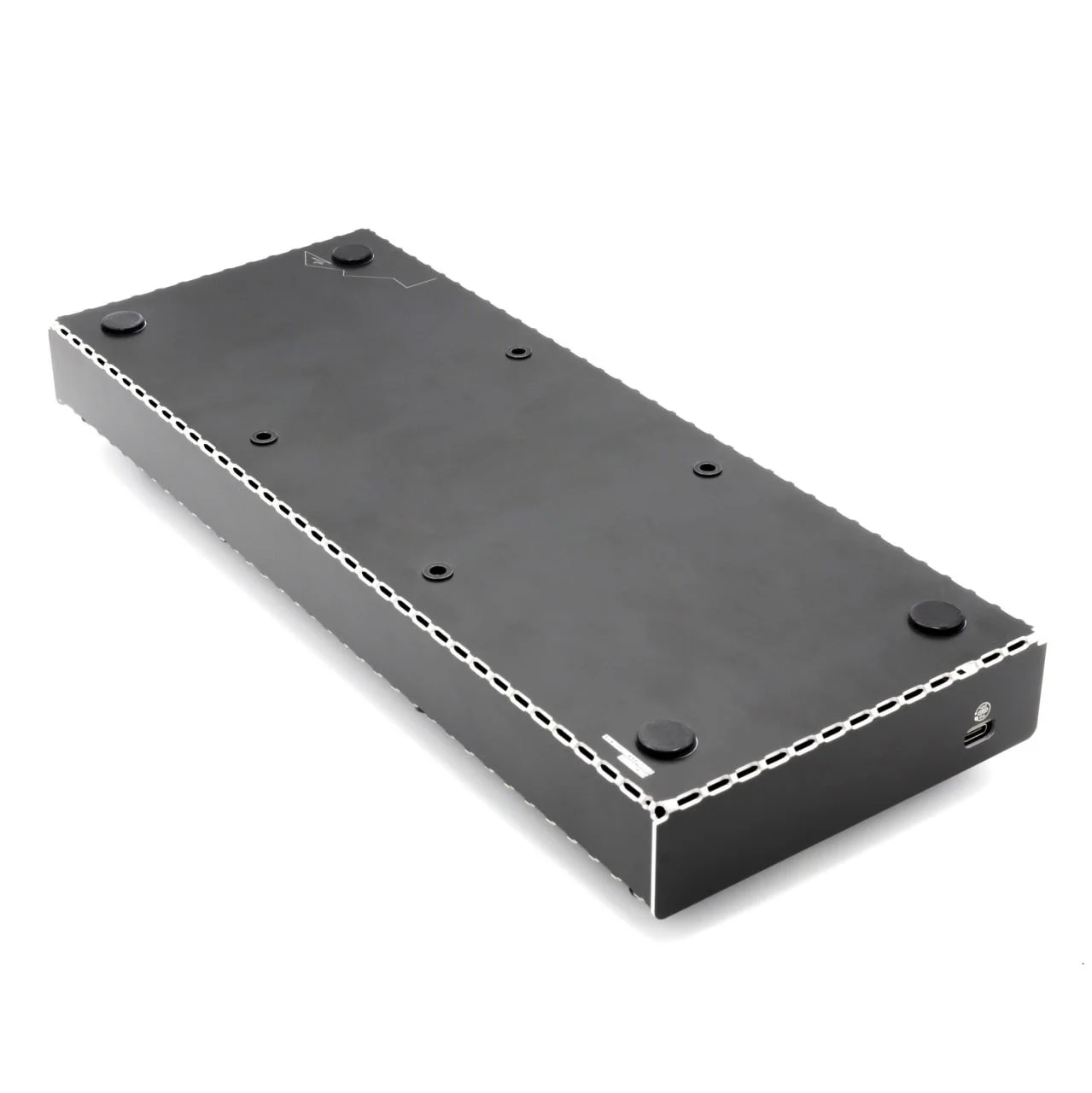 AVALITH is a drone synthesizer featuring a matrix of 100 raw oscillators in an open design configuration, framed by a four-pole analog lowpass filter CASE DESKTOP bottom