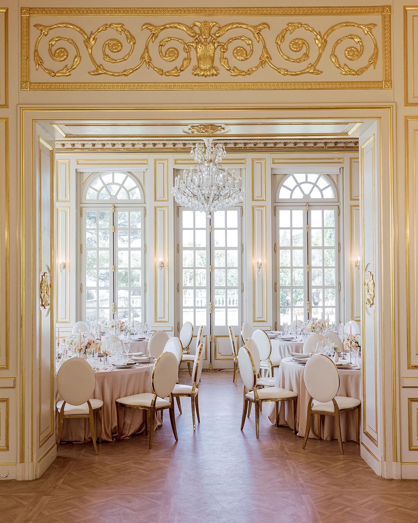 Pure magic at @chateausaintgeorges captured by the amazing @redamancyphotofilm ✨
.
. 
Photos: @redamancyphotofilm 
Venue: @chateausaintgeorges 
Workshop Host: @amv_retreats
Planning, Styling + Design: @amv_weddings
Workshop Educators: @andreaskgeorgi