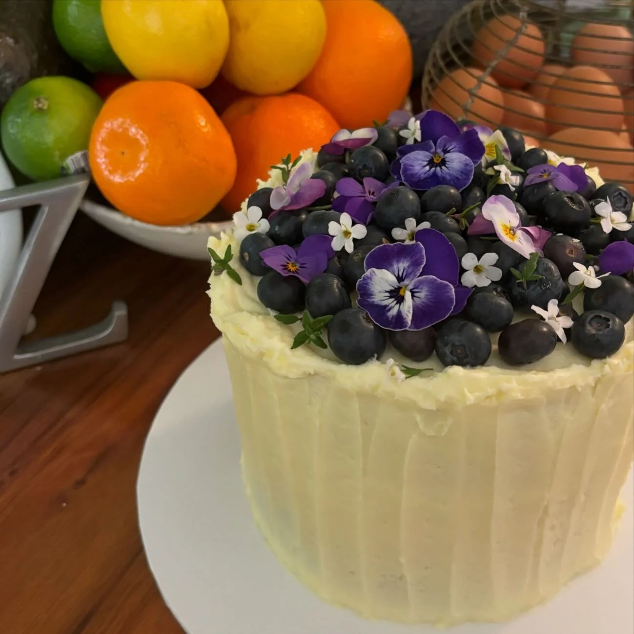 Hip hip hooray today is my birthday 🥳 vanilla cake filled with lemon curd and covered in white chocolate ganache, lightly coated in american buttercream and adorned in blueberries and flowers. 🧁🫐🍋💐🩷

#melbournecakes #foodie #delicious #sweet #s