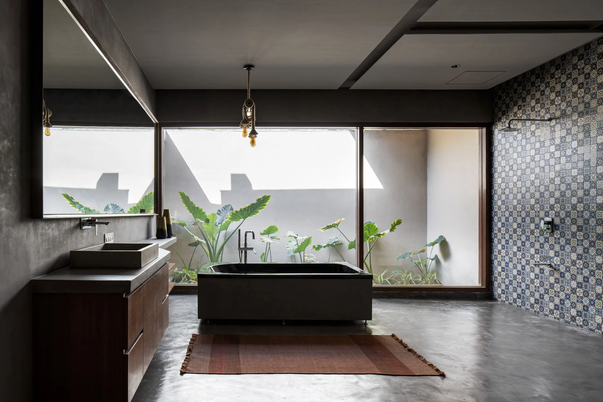 House of multiple courtyards bathroom_hpa.jpg