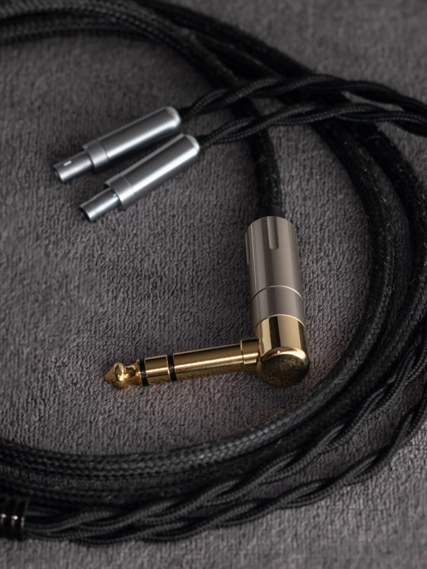 Sleek and professional 🔥

This custom headphone cable is fully bespoke to the customers specifications, custom 90 degree gold plated 6.35mm with hd800 connectors and half sleeved cable with one sleeve then individual sleeves for each wire 🙏 #headfi