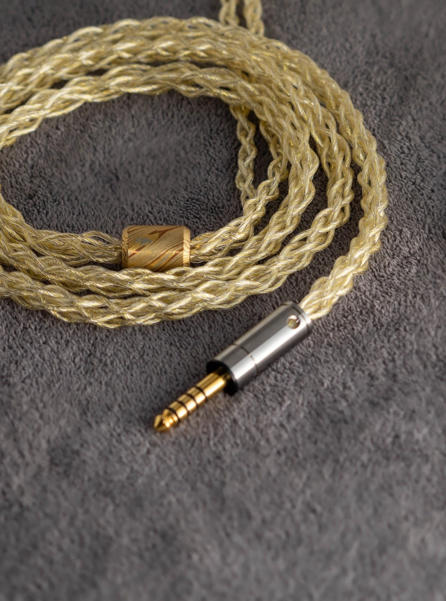 Showcasing one of the most unique custom IEM cables made yet. 
A taberna exclusive Aurelius Oro with a one of a kind Brass/Copper/Silver Damascus CNC machined splitter, paired with a beautiful @aeco_tw 4.4mm and our Custom Billet Aluminum shells for 