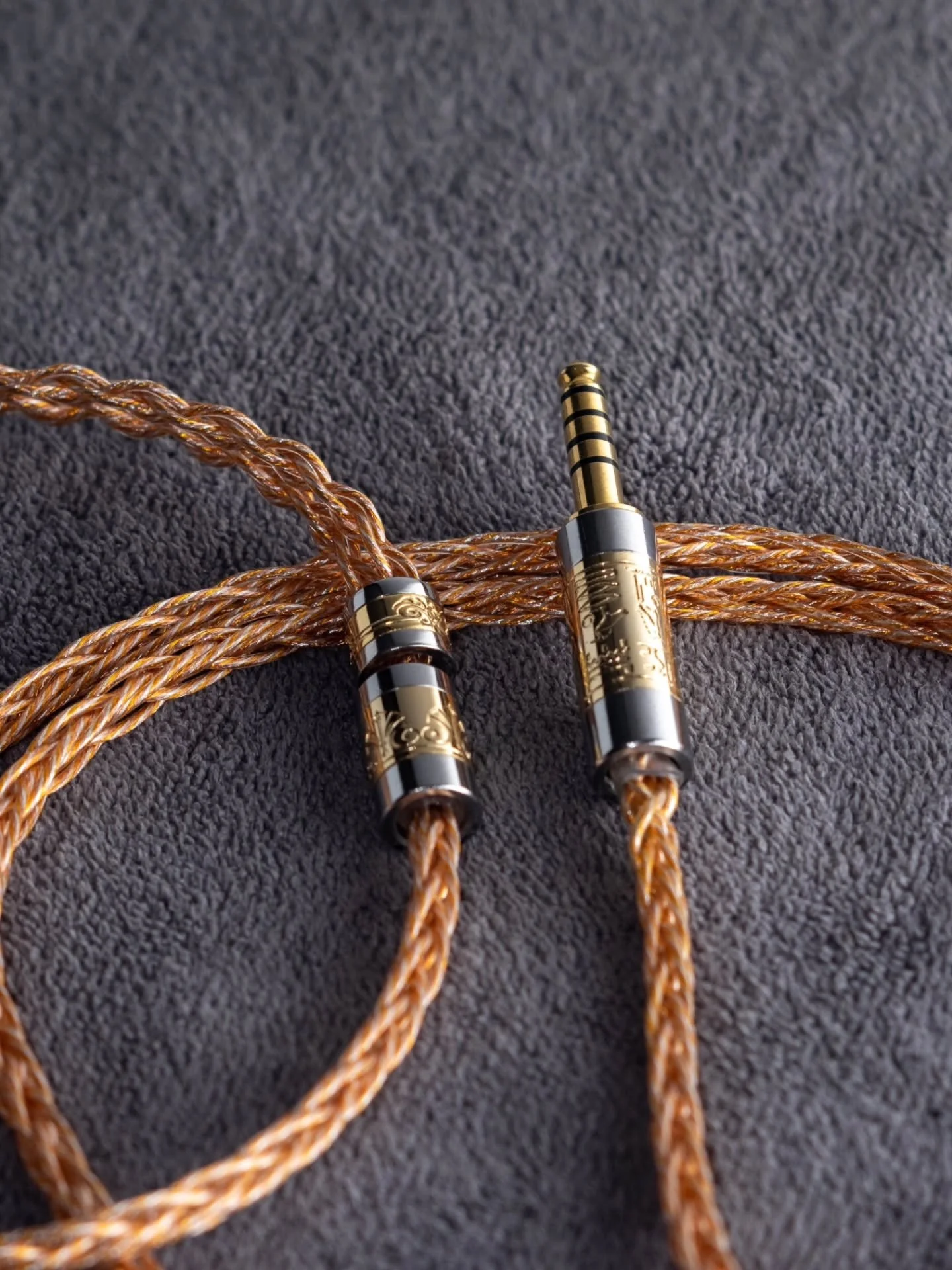 The Cleopatra shines again | a meticulously braided Tri-hybrid Litz design.
Finished with a pure copper 4.4mm plug, this build is crafted for absolute signal integrity and timeless aesthetics.
🔥 Handmade. European. Uncompromising.

#headfi #iems #cu