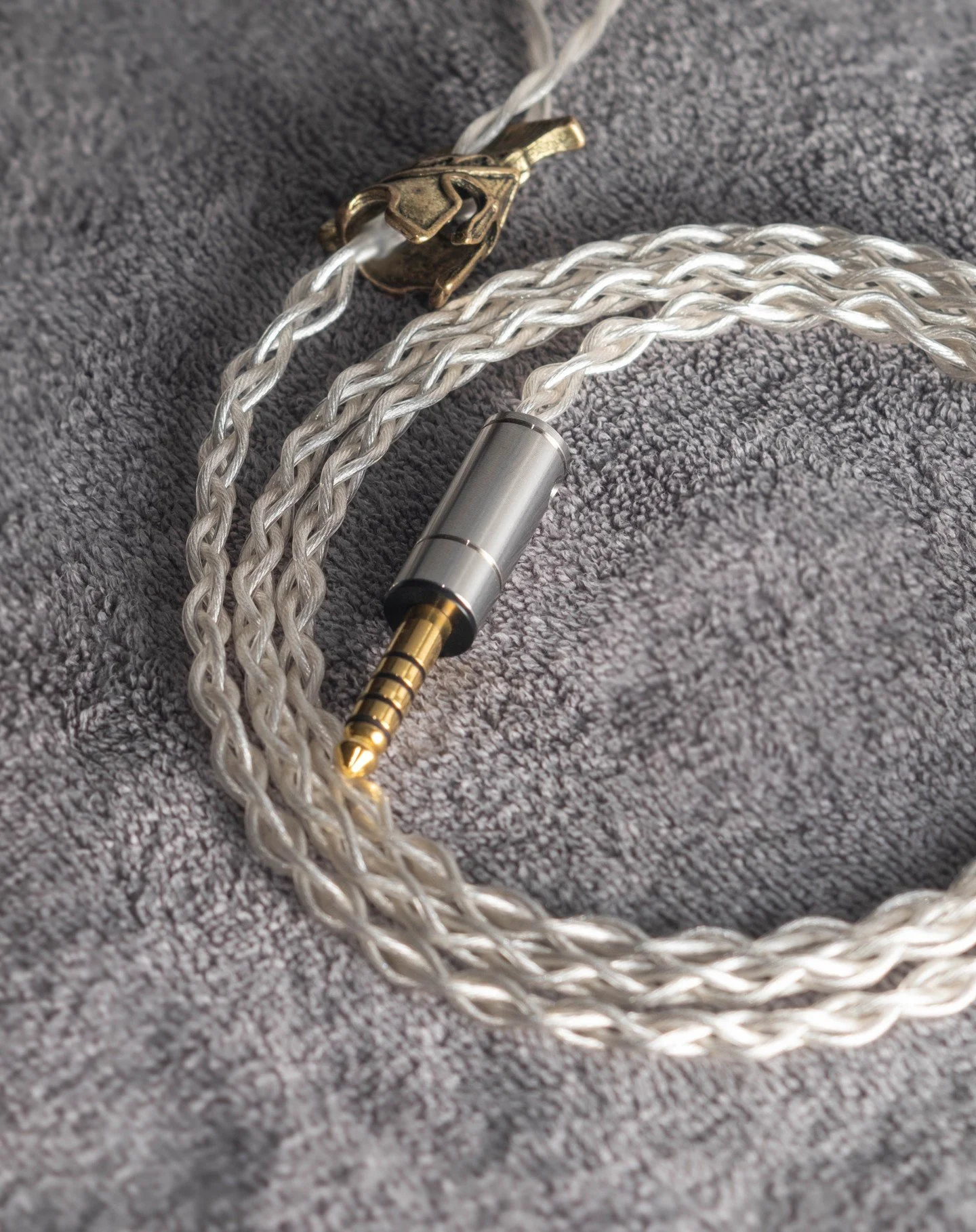 Another Argento Generazione II, "the most soft yet detailed silver cable made" the completely custom geometry designed by us and produced for us soley incorporates different materials such as a hybrid insulation, double enamel layer and pur