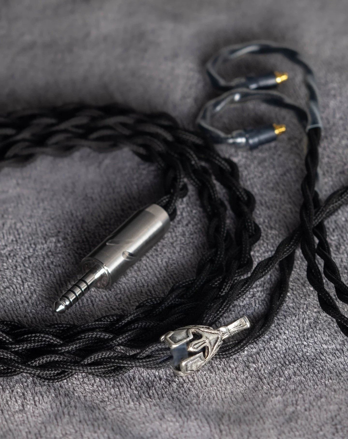 Forged for legends. Pure silver core, armored in black nylon, terminated with 
@furutech rhodium-plated copper alloy, gladiator silver splitter with 
OE Audio TeCu mmcx. Precision meets power. ⚔️🖤 #audiophile #iemcable #furutech #hifi