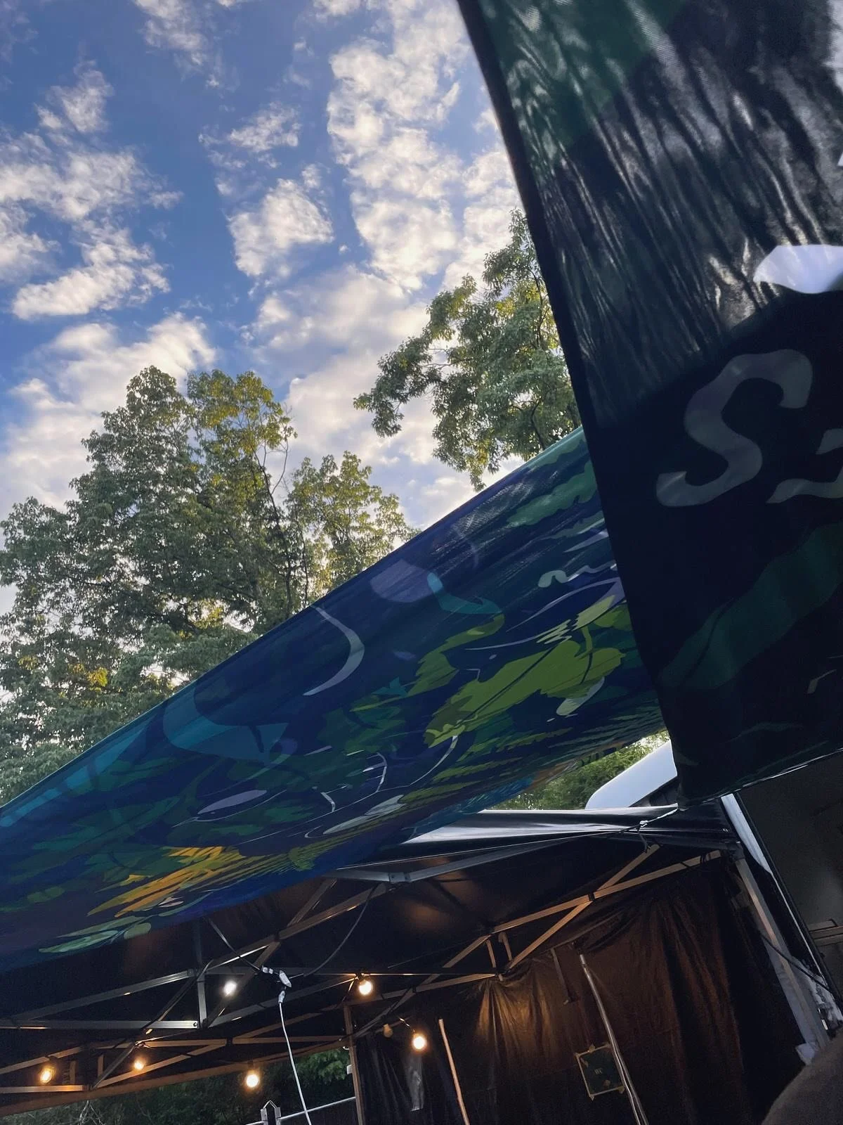 Les toiles d&rsquo;ombrage r&eacute;alis&eacute;es dans notre atelier pour les @gardenpartieslausanne @villelausanne en utilisant des b&acirc;ches de leurs &eacute;ditions pr&eacute;c&eacute;dentes.
Un projet mandat&eacute; par la super agence @didwe