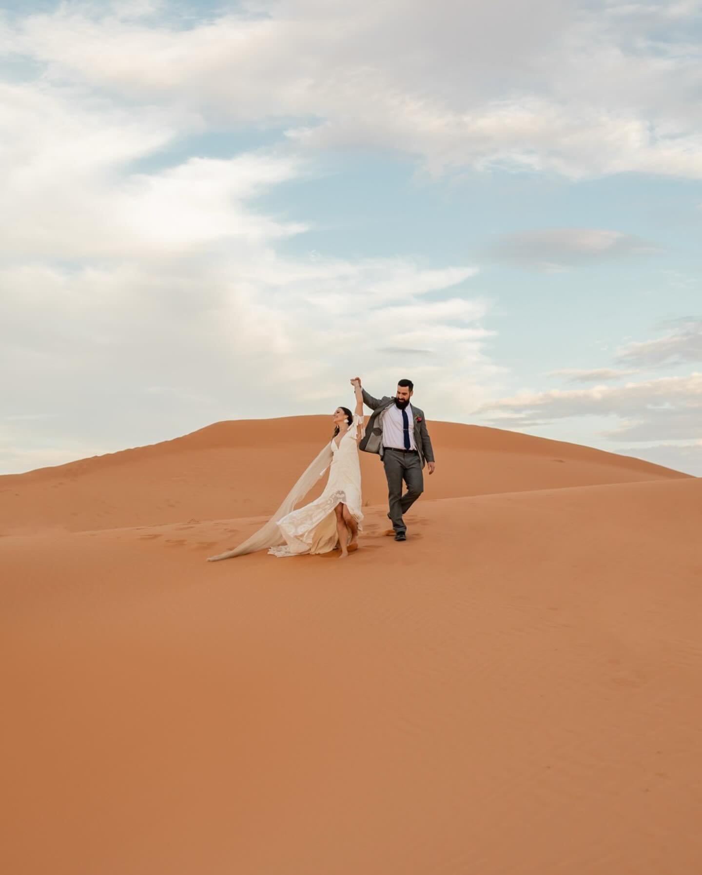 When a loving couple, a perfect dress and an outstanding location get along even on a cloudy day, they give you the most epic elopement pictures 💛