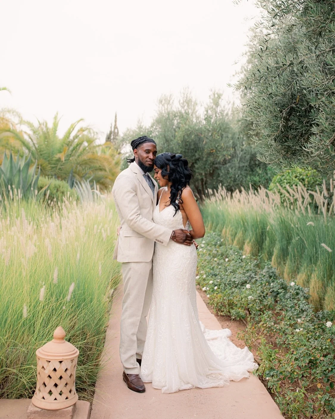 Oh, how I love it when palm trees, olive trees, and roses are in the background! It's a typical yet beautiful Marrakech vibe.
#marrakechphotographer #photographemarrakech #marrakeshphotographer #weddingphotographermarrakech #photographemariage #photo