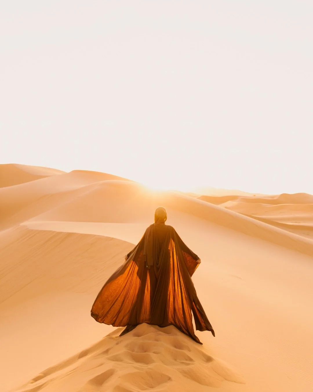 Golden sunrise in Merzouga, with the softest light and complete silence&hellip; the kind of moment that makes it feel like you have the whole desert to yourselves.
Rameen and her husband traveled all the way from the USA for this, and moments like th