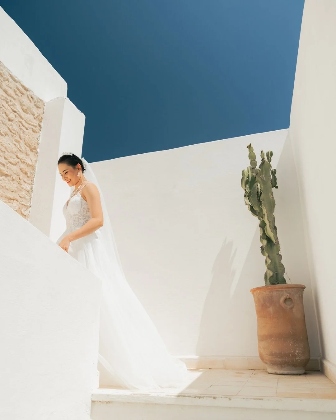 Not Greece. Not Italy. This is Essaouira, Morocco. 🇲🇦
A beautiful coastal wedding by the Atlantic, filled with salty air, bright light, so much laughter, and the kind of energy that makes photographing a wedding an absolute joy.
This one was so muc