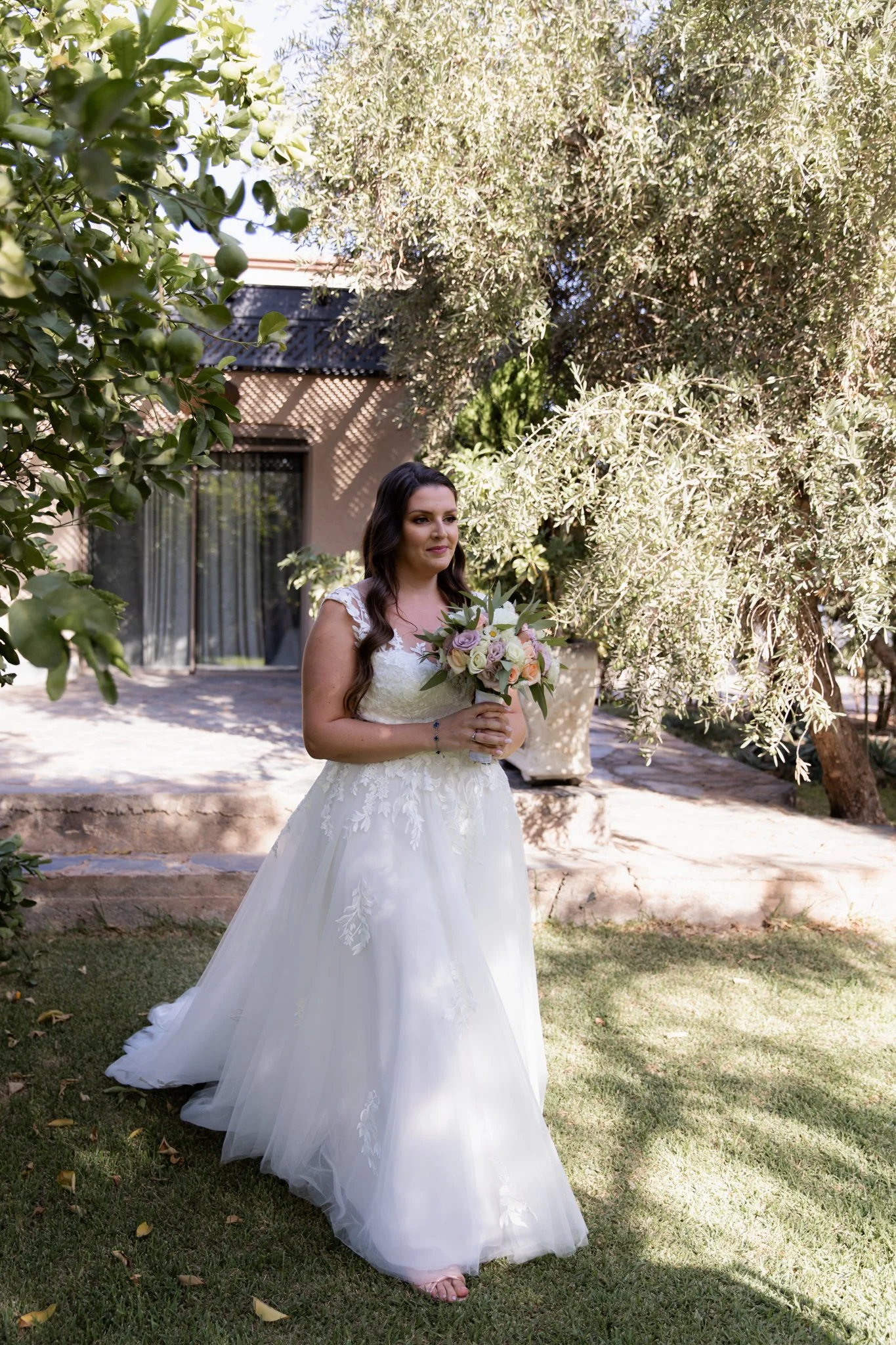 outdoor wedding ceremony under olive trees in Marrakech- Marrakech photographer  - domaine yakout